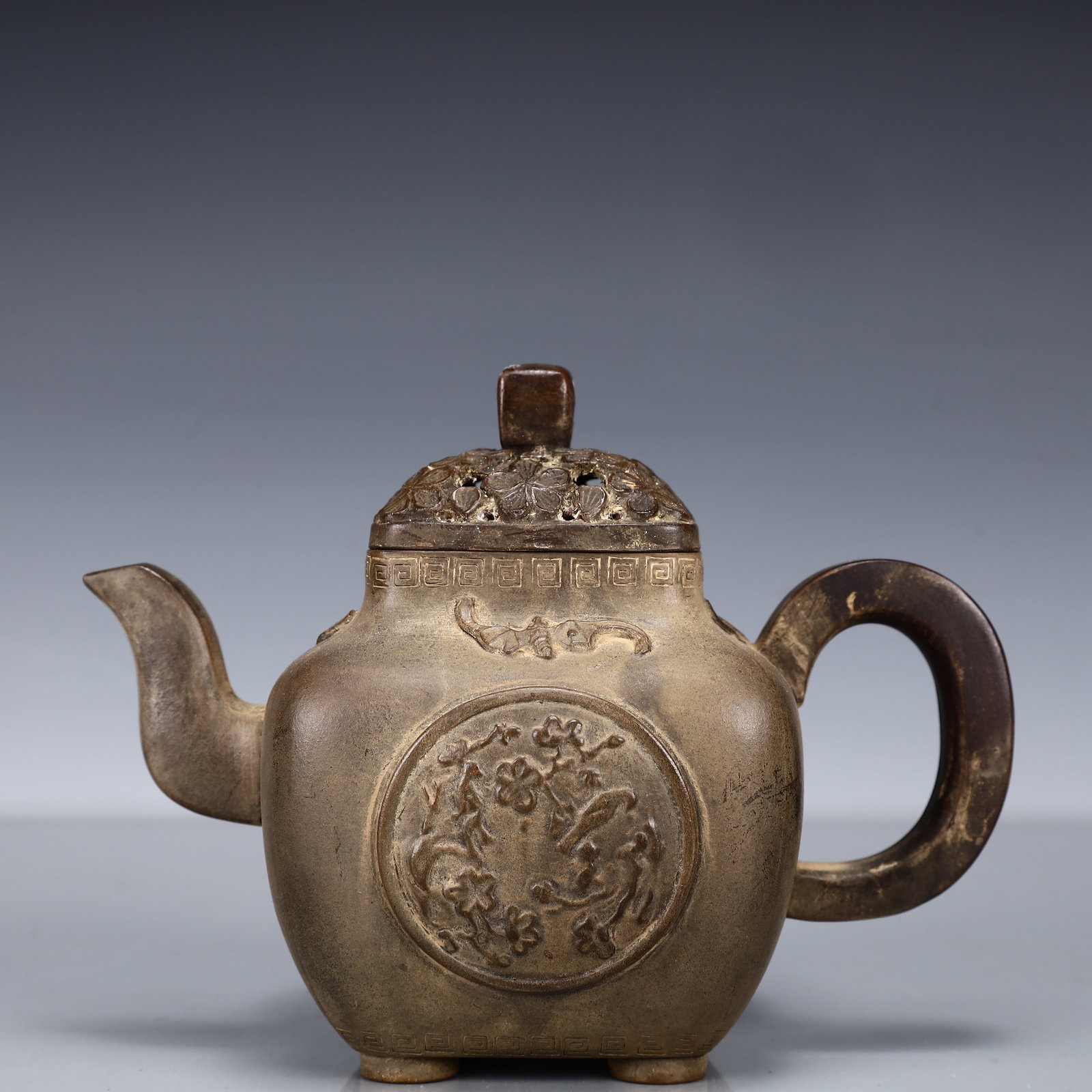 An Exquisite Purple Sands Flower and Bats Pattern Teapot: An Exquisite Purple Sands Flower and Bats Pattern Teapot,Qing Dynasty, China,Qian Hongwen Mark,Size:6.7inx3.9inx4.7in,Weight:404g 紫砂花卉蝙蝠纹茶ࣥ