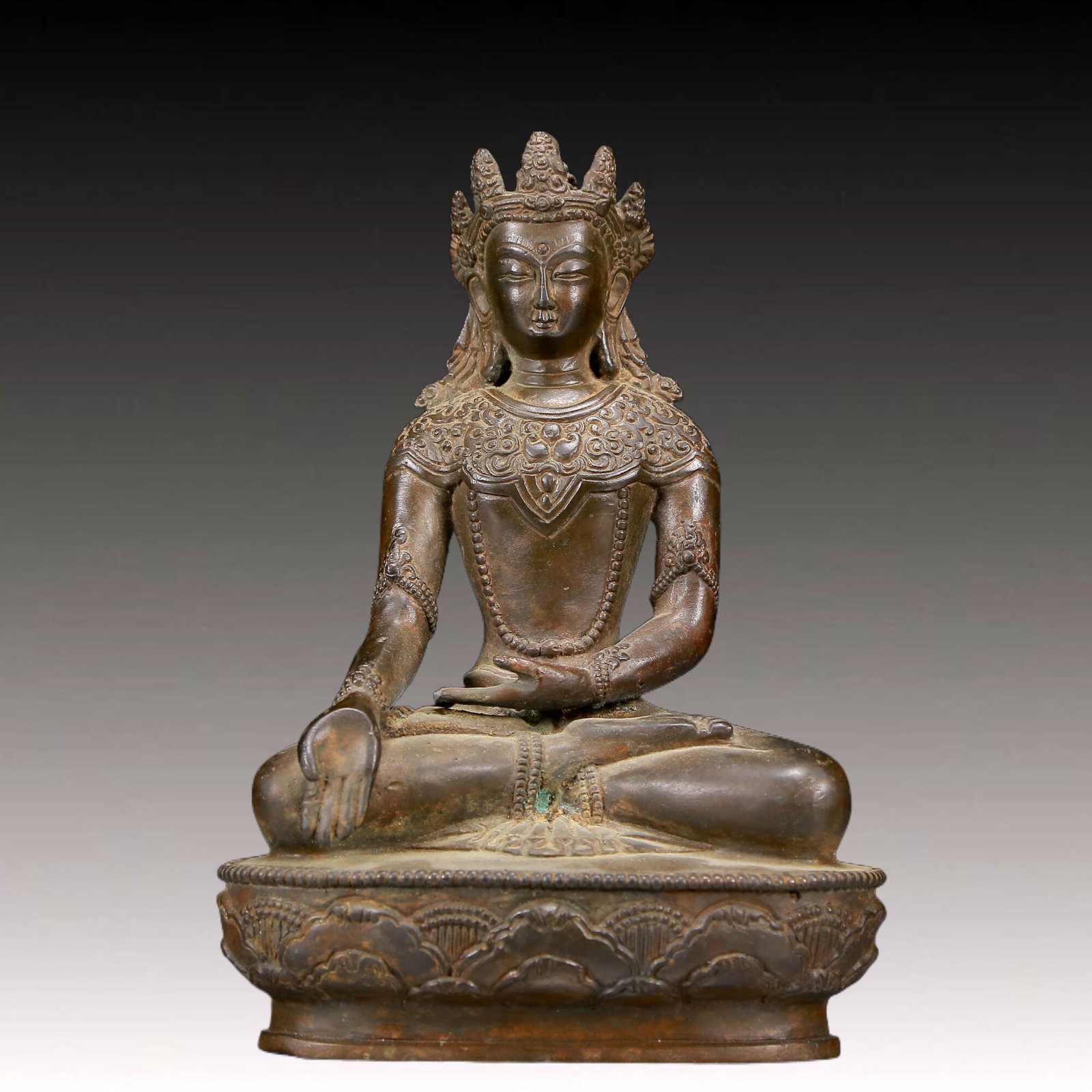 A Solemn Bronze Statue of Avalokitesvara: A Solemn Bronze Statue of Avalokitesvara,Ming Dynasty, China,Size:5.9inx3.5inx8.7in,Weight:2470g 铜观音像，明代