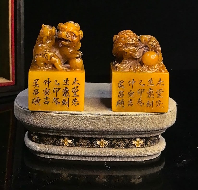 A Pair of Exquisite Tianhuang Stone Auspicious Beast Seals,with Poem: A Pair of Exquisite Tianhuang Stone Auspicious Beast Seals,with Poem,Qing Dynasty,China,Size:2.6inx1.7in,Weight:1258g 