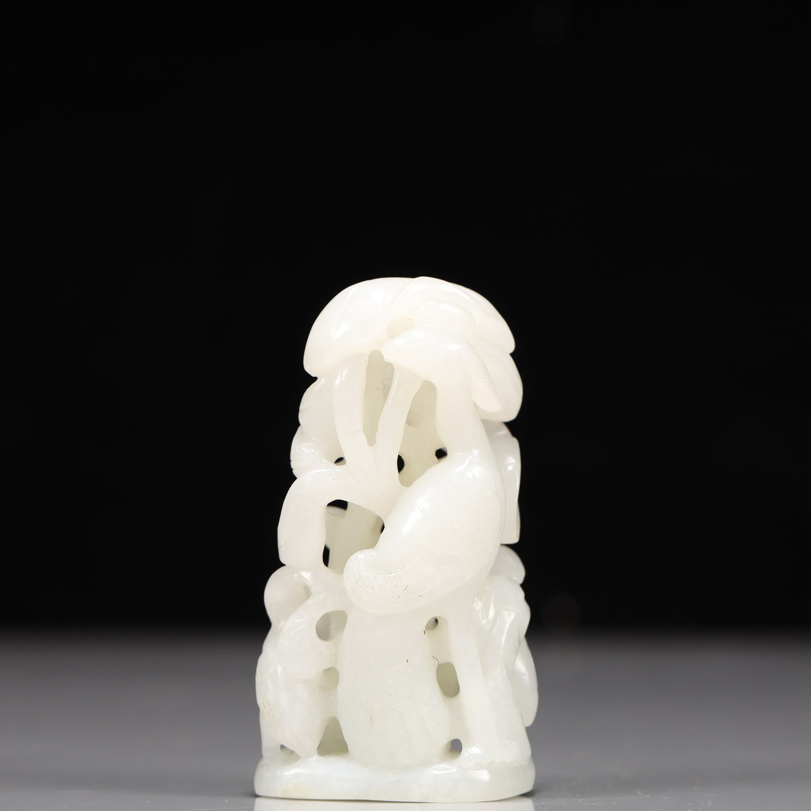 An Exquisite White Jade Crane Pattern Ornament: An Exquisite White Jade Crane Pattern Ornament, Qing Dynasty, China, Size:1.6inx1.1inx3.1in, Weight:121g 精美的白玉鹤纹摆件,中国଀