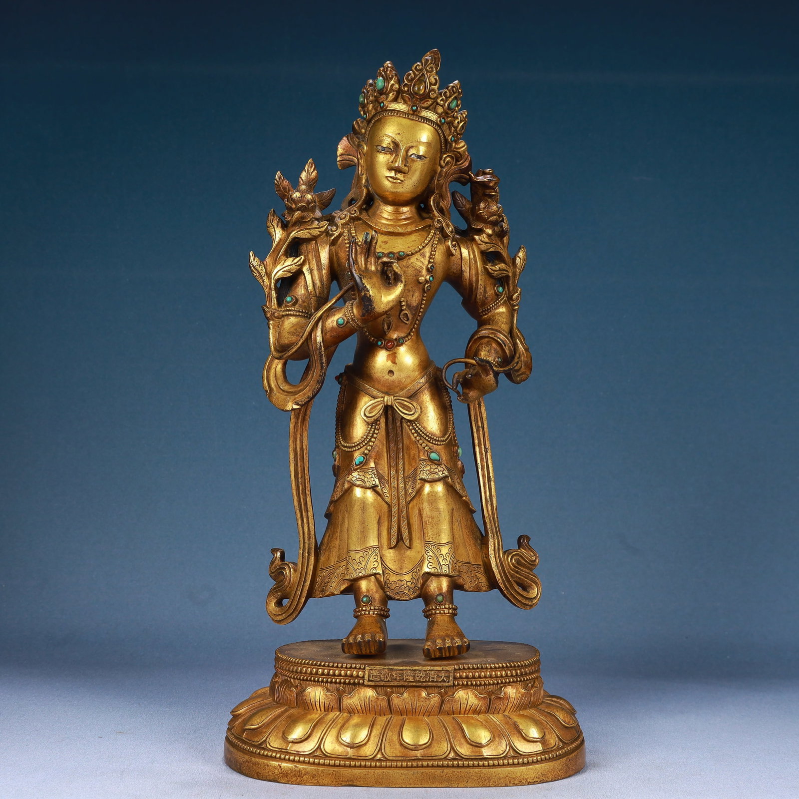A Solemn Gilt Bronze Statue of Avalokitesvara,Inlaid Turquoise: A Solemn Gilt Bronze Statue of Avalokitesvara,Inlaid Turquoise,Qing Dynasty, China,Qianlong Mark,Size:7.9inx4.3inx16.1in,Weight:6750g 铜鎏金观音像,嵌绿&