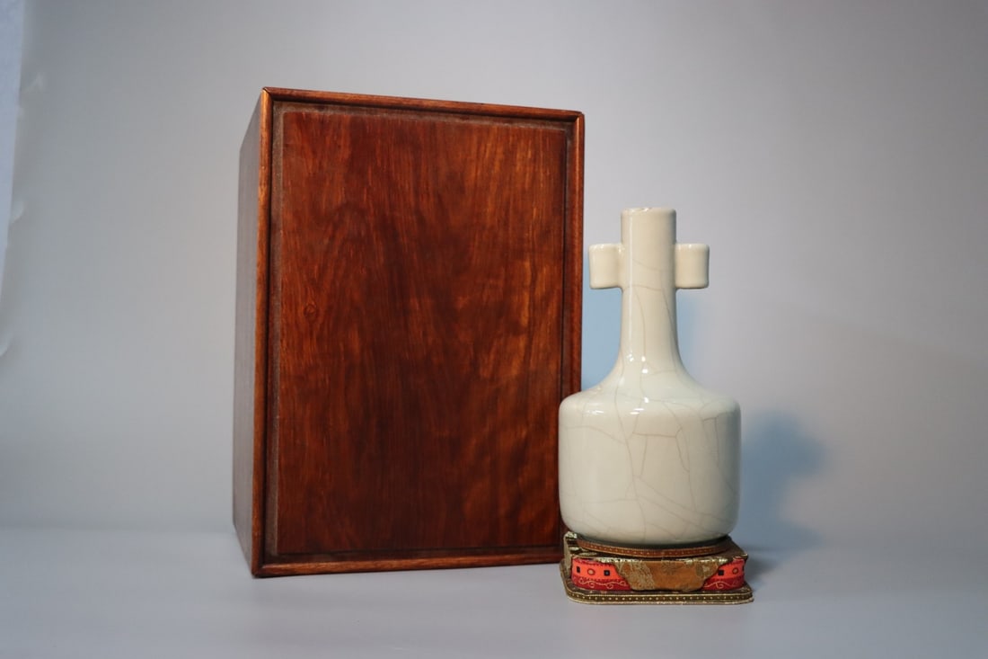 An Exquisite Ge yao Double-Ears Vase (1 of 9)