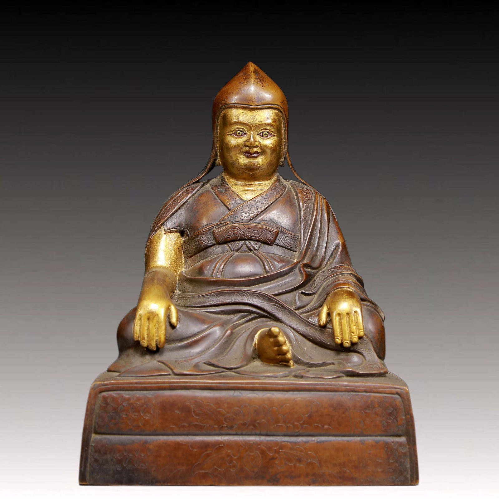 A Solemn Gilt Bronze Statue of Guru: A Solemn Gilt Bronze Statue of Guru,Ming Dynasty, China,Size:7.9inx5.9inx11in,Weight:5525g 铜鎏金上师像，明代