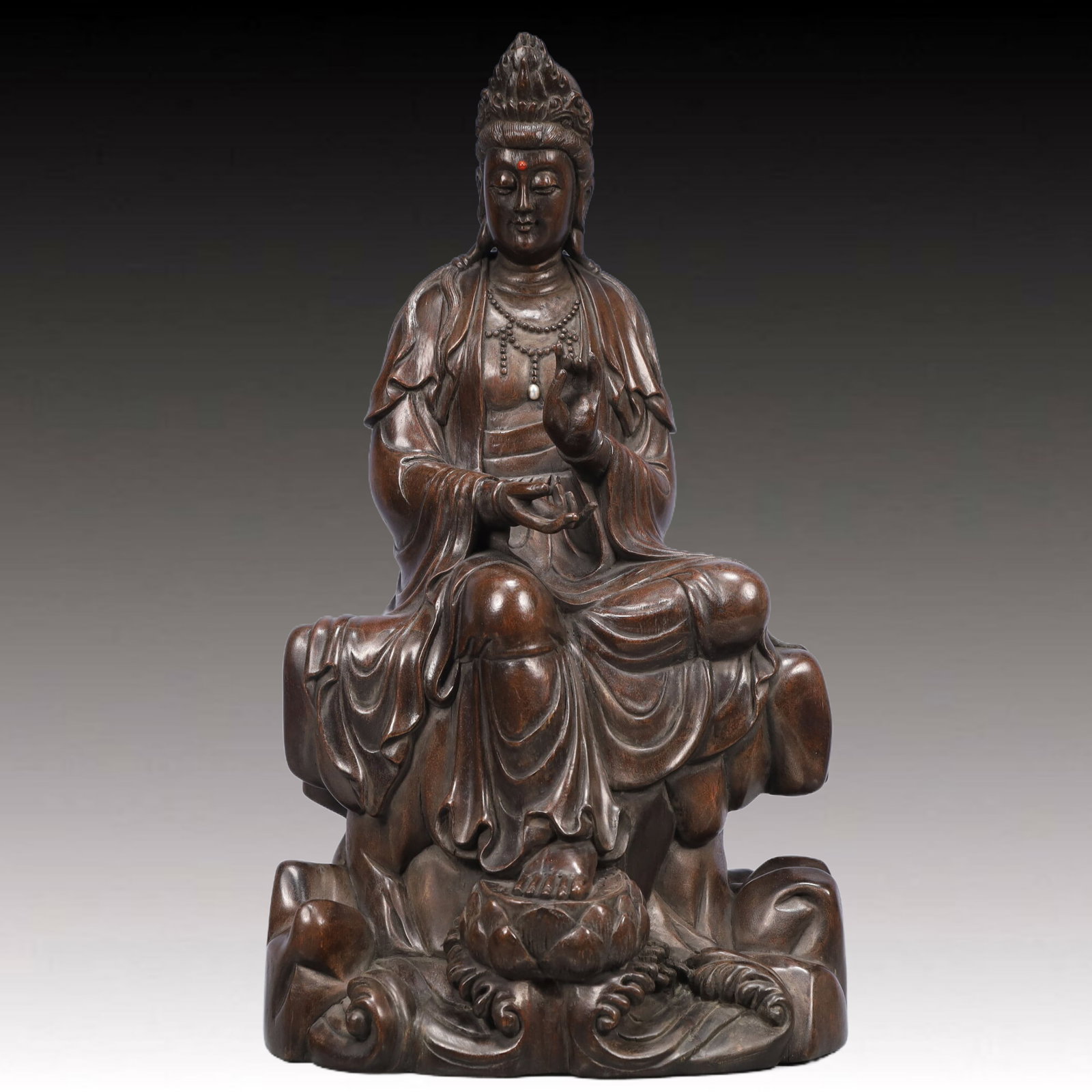 An Exquisite Eaglewood Statue of Avalokitesvara: An Exquisite Eaglewood Statue of Avalokitesvara, Qing Dynasty, China, Size:9.4inx6.7inx17.3in, Weight:2050g 沉香木观音像,中国清代