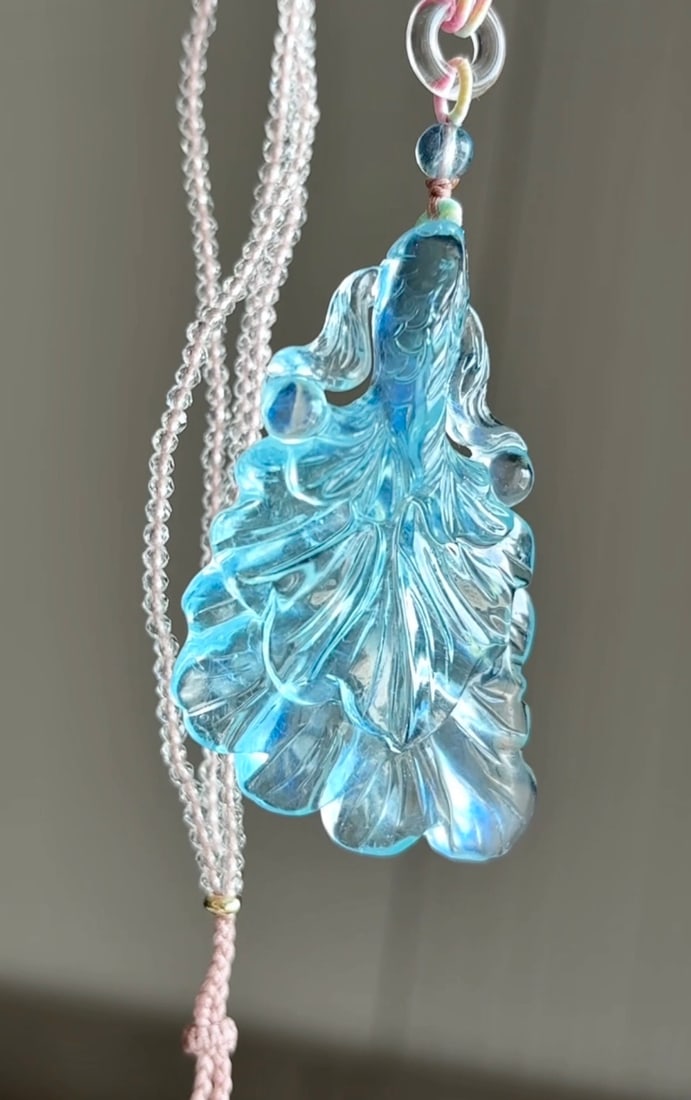 An Exquisite Aquamarine Fish Necklace: An Exquisite Aquamarine Fish Necklace,Size:2.2inx1.4inx0.4in,Weight:22.5g 海蓝宝金鱼吊坠