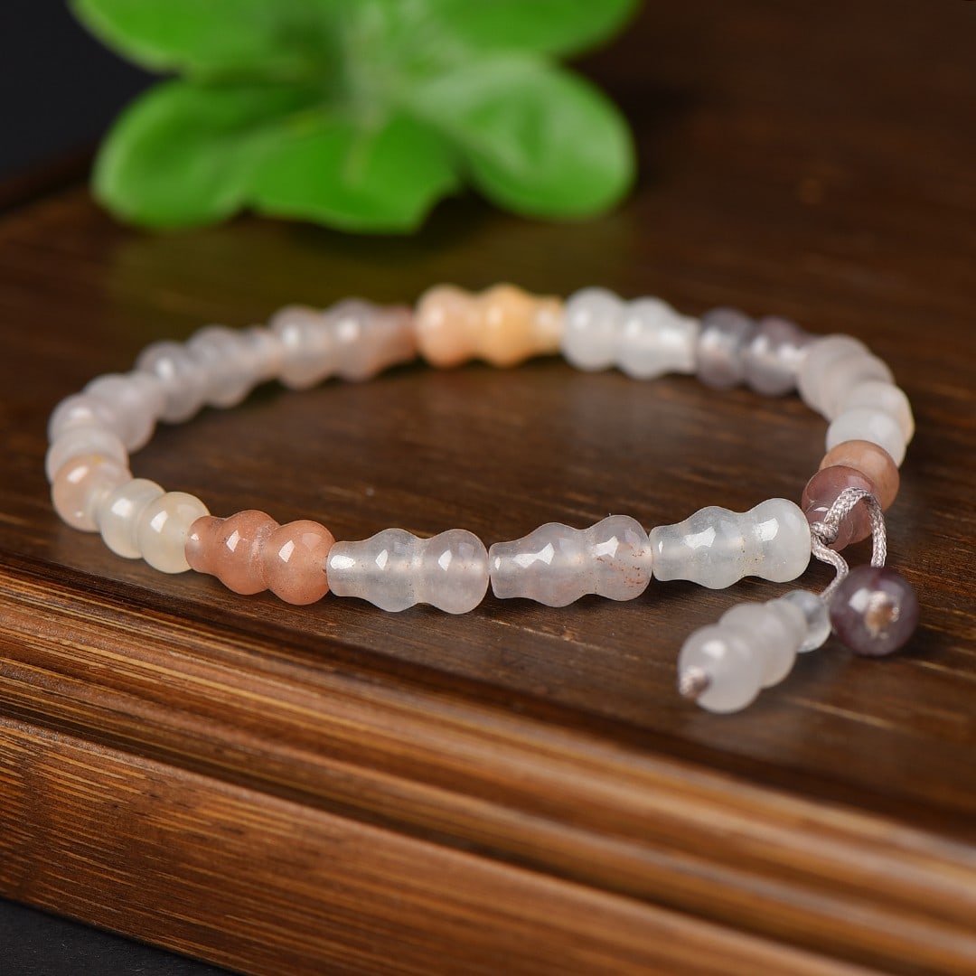 An Exquisite White Jade Gourd Pattern Bracelets: An Exquisite White Jade Gourd Pattern Bracelet,Size:0.2inx0.5in 白玉葫芦形纹手串