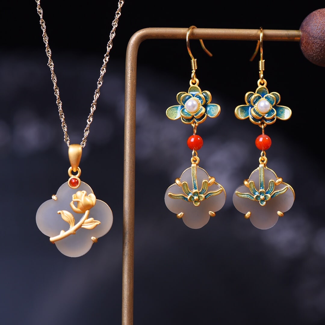 A Set of Fine Sterling Silver-Gold Plated Inlaid White Jade Pendant, Inlaid Pearl: A Set of Fine Sterling Silver-Gold Plated Inlaid White Jade Pendant, Inlaid Pearl,Size: (Pendant)0.8inx0.8in (Earrings)0.6inx0.6in 一套纯银镀金镶白ħ