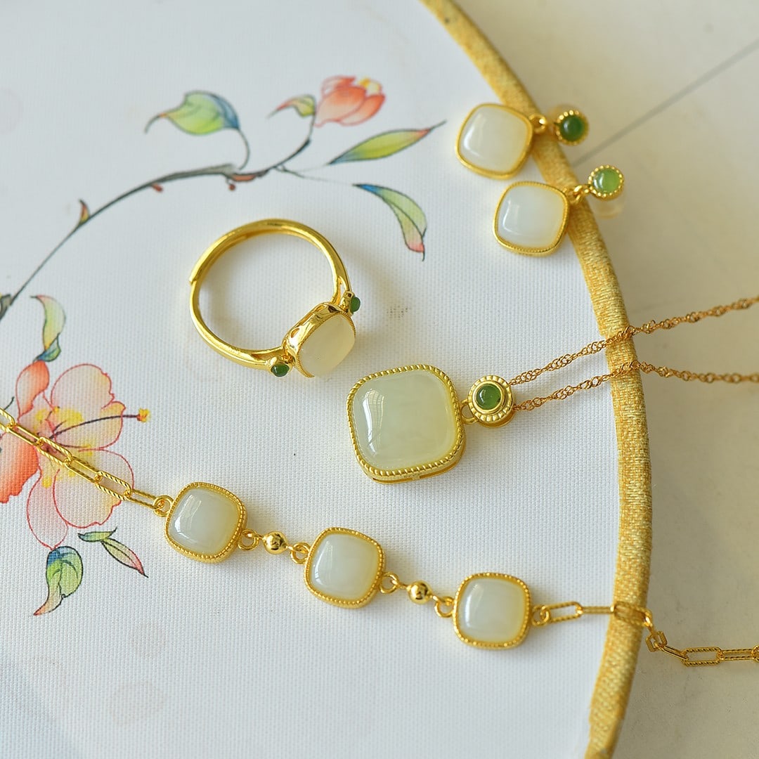 A Set of Fine Sterling Silver-Gold Plated Inlaid White Jade Jewelrys: A Set of Fine Sterling Silver-Gold Plated Inlaid White Jade Jewelrys 一套纯银镀金镶白玉首饰