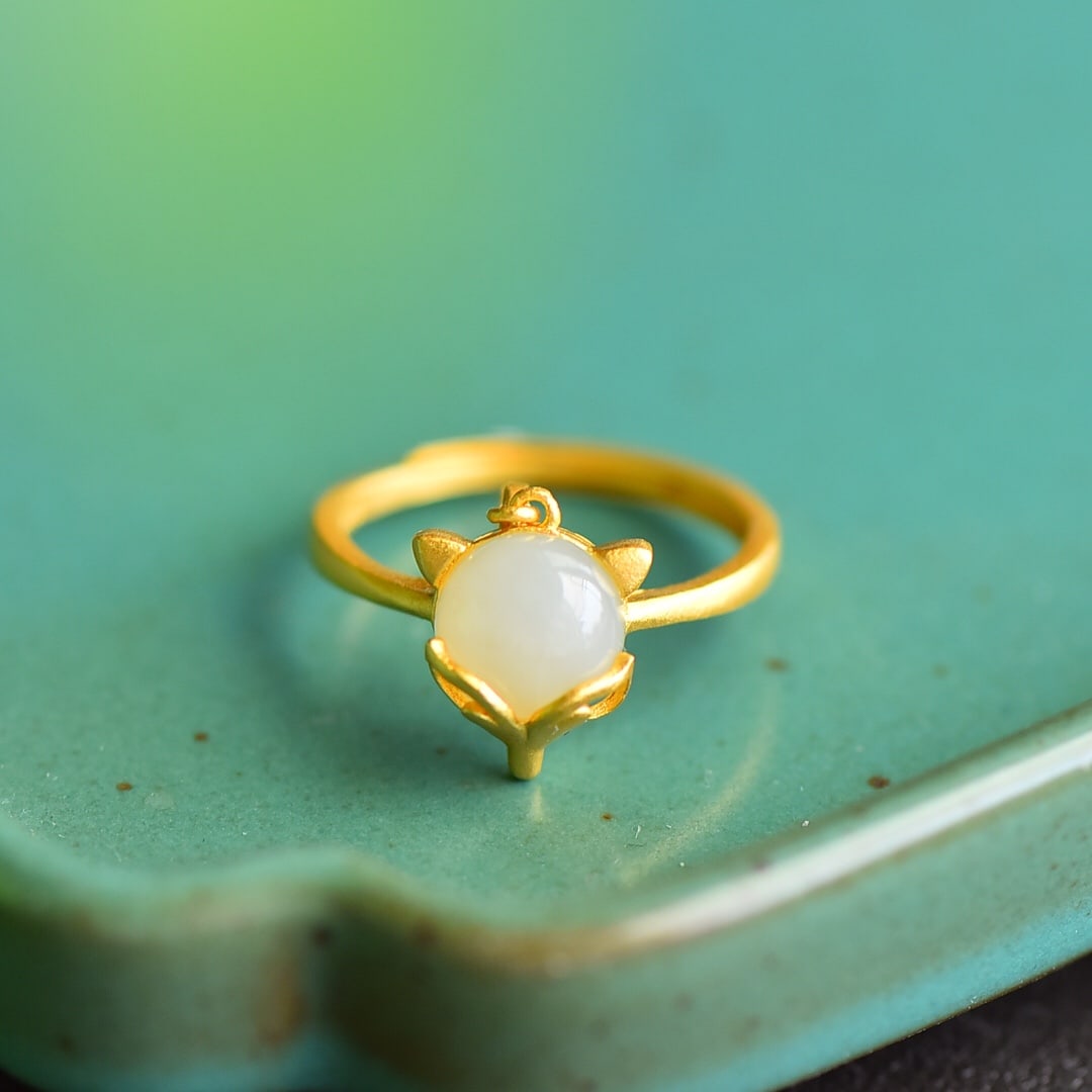 An Exquisite Sterling Silver-Gold Plated Inlaid White Jade Ring: An Exquisite Sterling Silver-Gold Plated Inlaid White Jade Ring 纯银镀金镶白玉戒指
