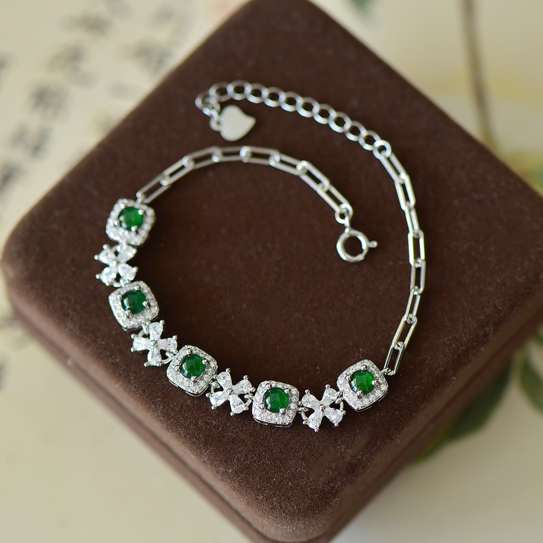 An Exquisite Sterling Silver Inlaid Jadeite Bracelet: An Exquisite Sterling Silver Inlaid Jadeite Bracelet,Size:0.2inx0.2in 纯银镶翡翠手链