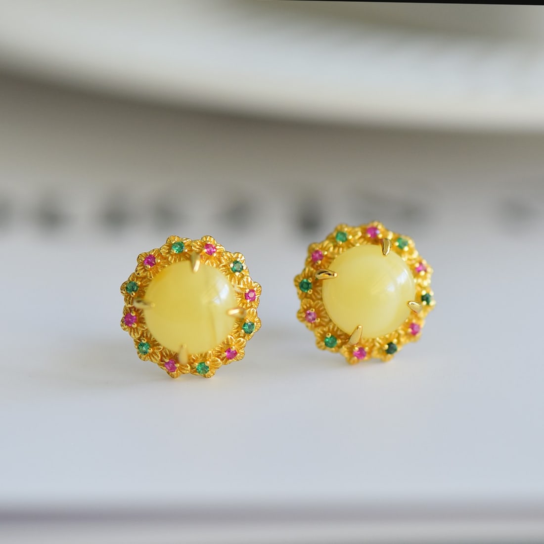 A Pair of Exquisite Sterling Silver-Gold Plated Inlaid Amber Earrings,Inlaid Diamond: A Pair of Exquisite Sterling Silver-Gold Plated Inlaid Amber Earrings,Inlaid Diamond,Size:0.3inx0.3in 一对纯银镀金镶琥珀耳钉,嵌&