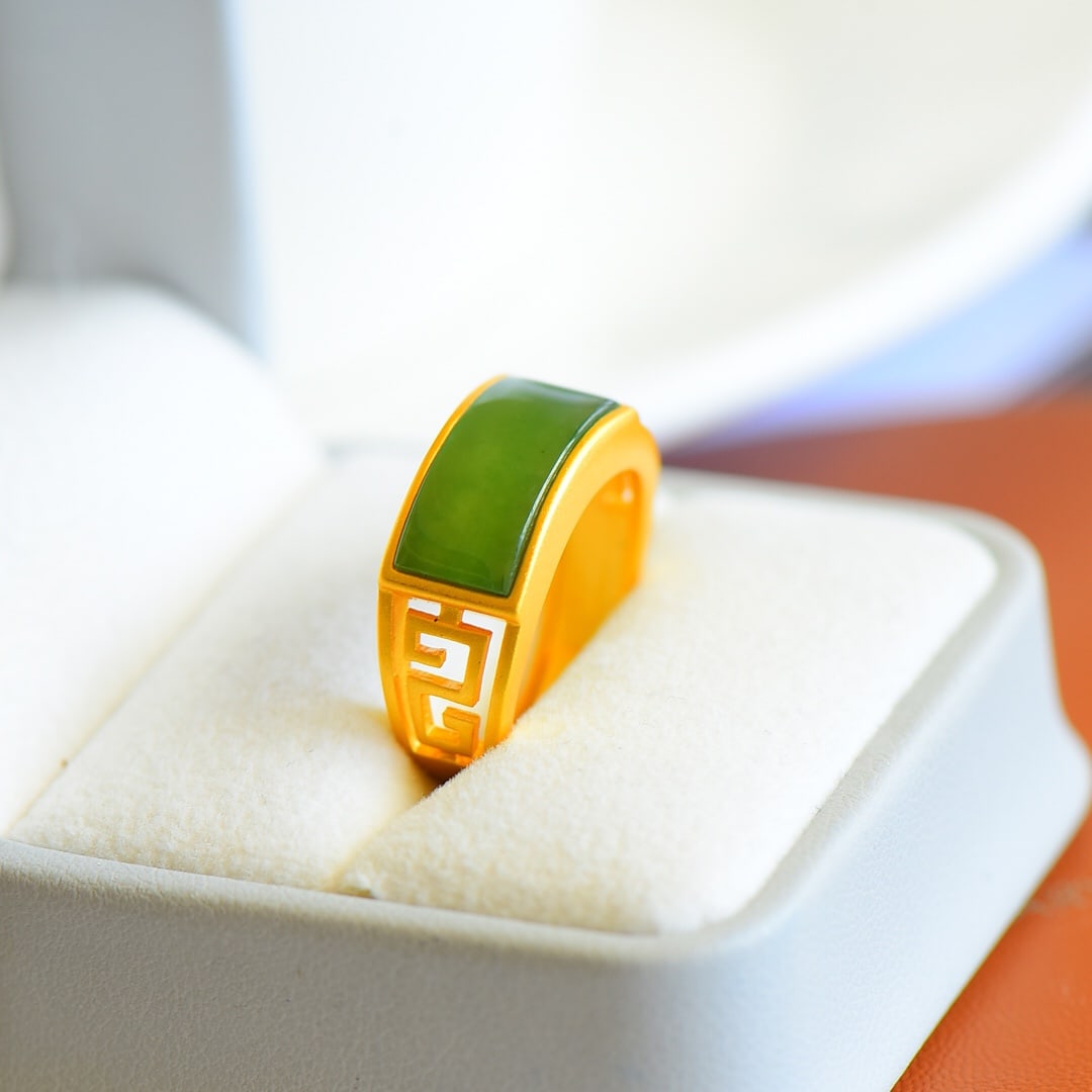 An Exquisite Sterling Silver-Gold Plated Inlaid Jasper Ring: Sterling Silver-Gold Plated Inlaid Jasper Ring , Size :0.3inx0.6in 纯银镀金镶碧玉戒指,尺寸:0.3inx0.6in