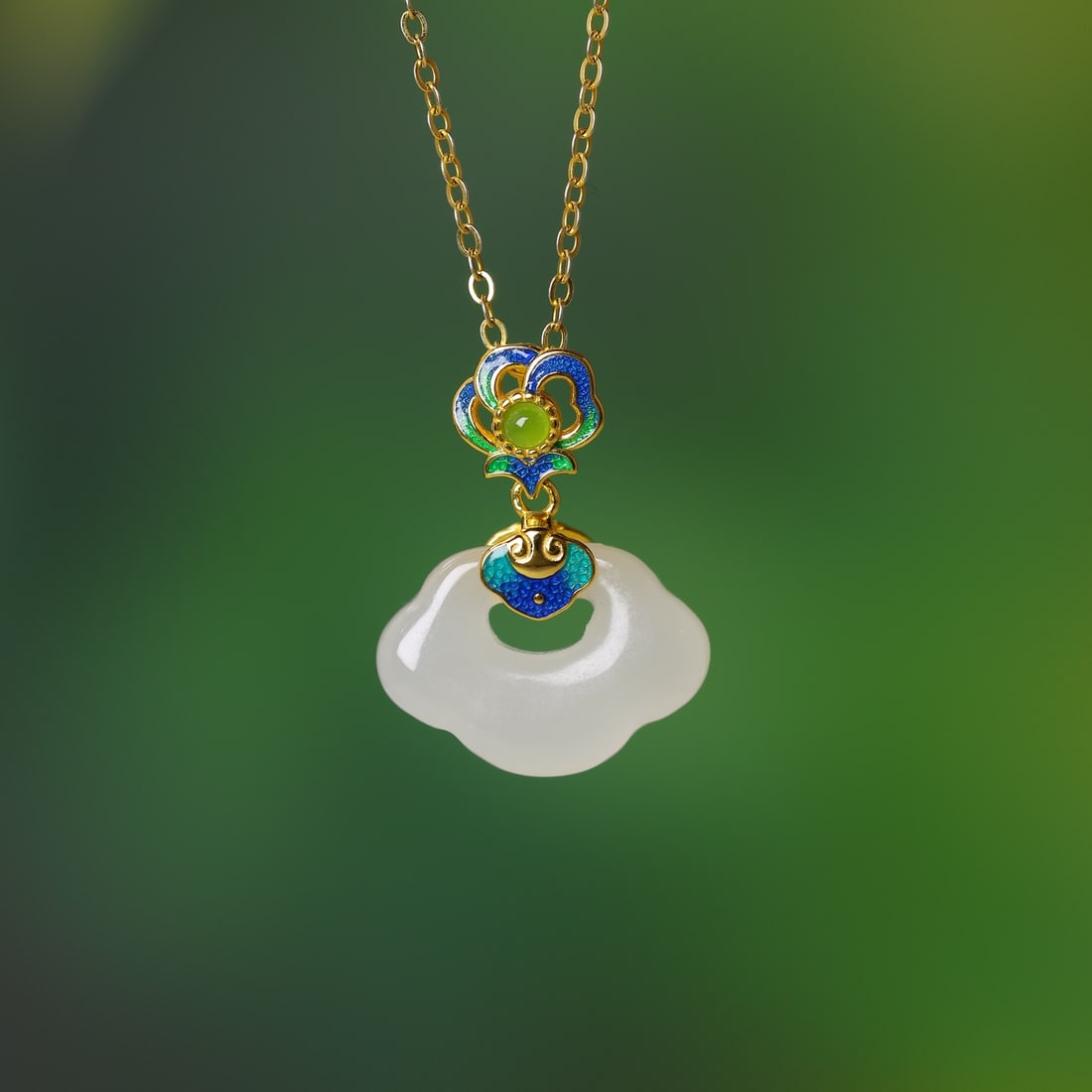 An Exquisite Sterling Silver-Gold Plated Inlaid White Jade Pendant: An Exquisite Sterling Silver-Gold Plated Inlaid White Jade Pendant,Size:0.5inx0.6in 纯银镀金镶白玉吊坠