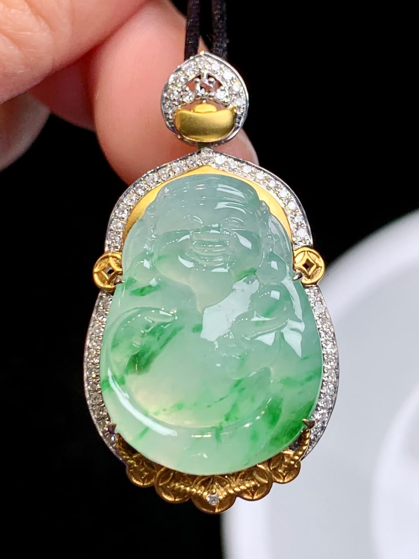 An Exquisite 18k Gold Diamond Inlaid Jadeite Pendant: An Exquisite 18k Gold Diamond Inlaid Jadeite Pendant,Size(Loose Stone):0.9inx0.7inx0.1in 18k金钻镶嵌翡翠吊坠