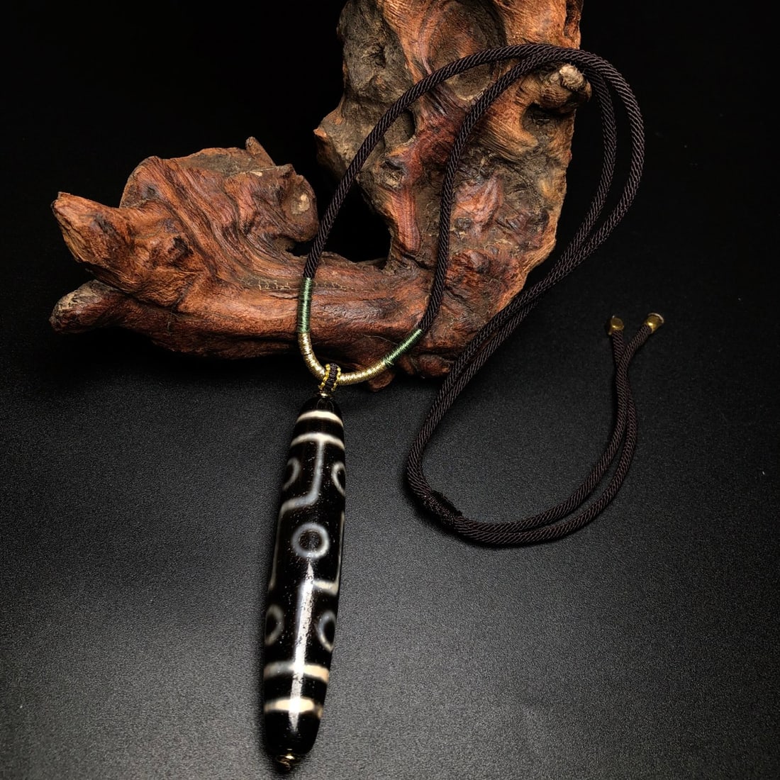 A Precious Dzi Bead Necklace: A Precious Dzi Bead Necklace,Size:3inx0.6in,Weight29.1g 天珠项链