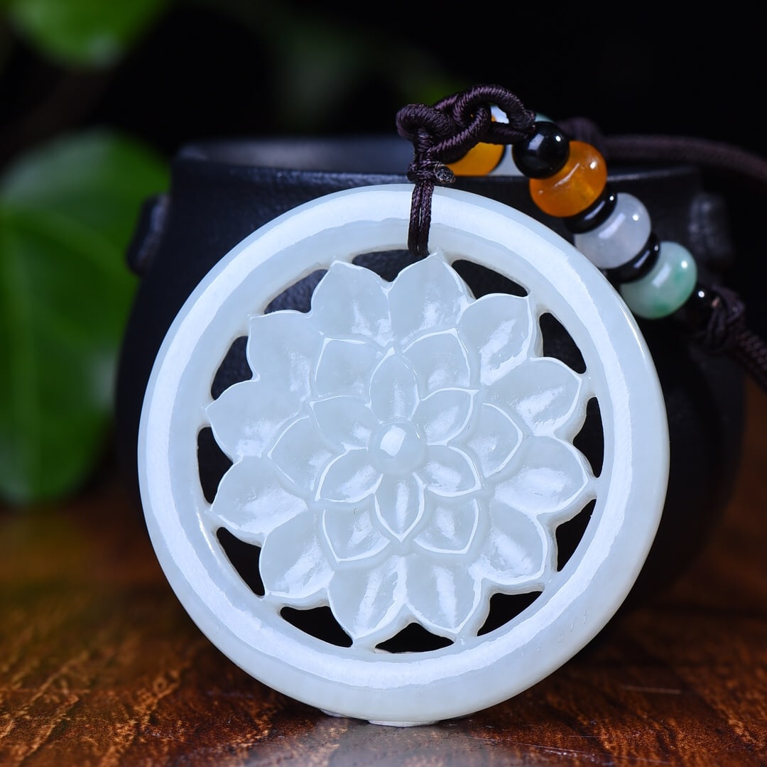 An Exquisite White Jade Lotus Pendant: An Exquisite White Jade Lotus Pendant,Size:2inx2in (寓意)玉质细腻温润精美绝伦,搭配高档结艺&#