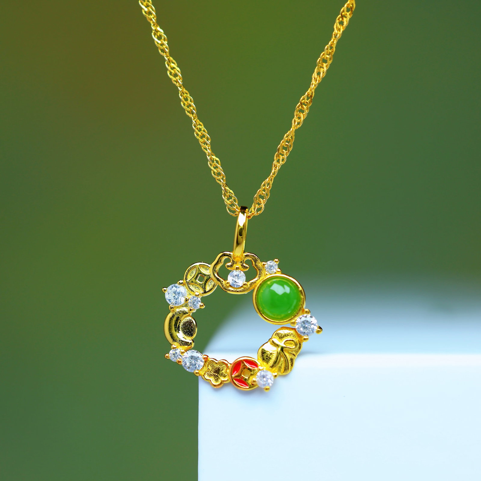 An Exquisite Sterling Silver-Gold Plated Inlaid Jasper Pendant , Inlaid Diamond: Sterling Silver-Gold Plated Inlaid Jasper Pendant , Inlaid Diamond , Size :0.2inx0.2in 纯银镀金镶碧玉吊坠,嵌钻石,尺寸