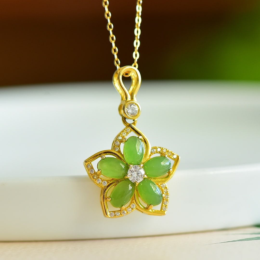 An Exquisite Sterling Silver-Gold Plated Inlaid Jasper Pendant,Inlaid Diamond: An Exquisite Sterling Silver-Gold Plated Inlaid Jasper Pendant,Inlaid Diamond 纯银镀金镶碧玉项链,嵌钻石