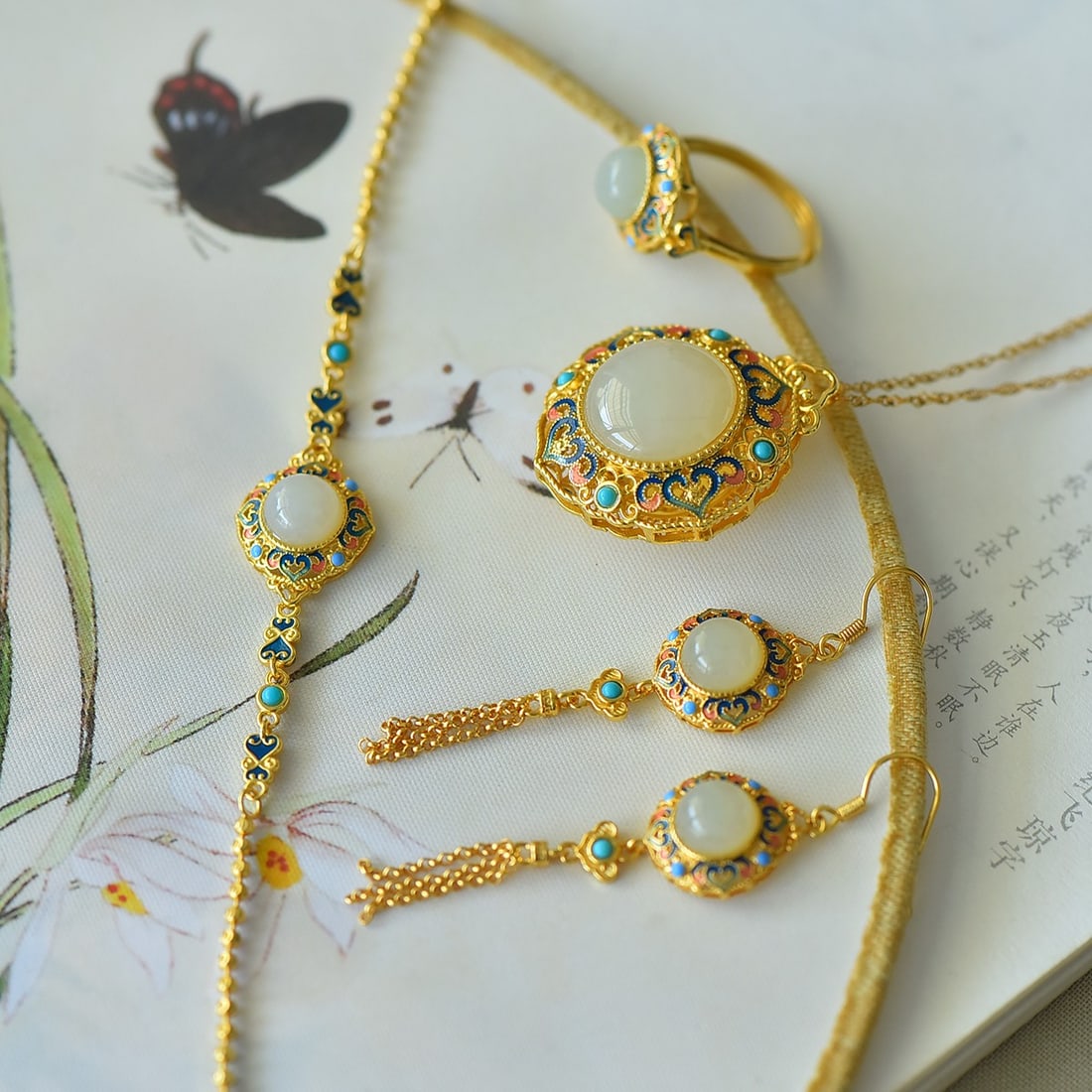 A Set of Fine Sterling Silver-Gold Plated Inlaid White Jade Jewelrys: A Set of Fine Sterling Silver-Gold Plated Inlaid White Jade Jewelrys 一套纯银镀金镶白玉首饰