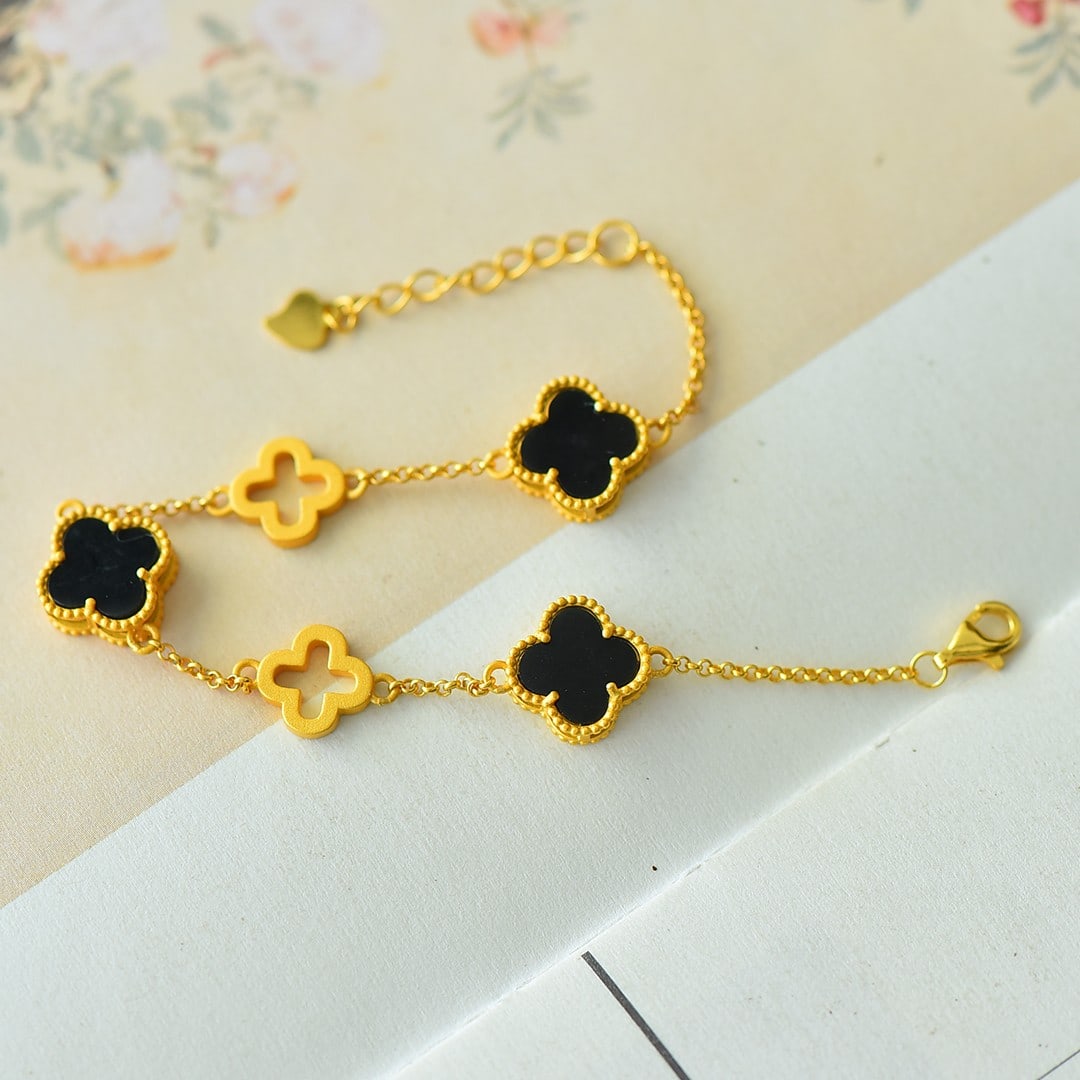 An Exquisite Sterling Silver-Gold Plated Inlaid Black Jade Bracelet: An Exquisite Sterling Silver-Gold Plated Inlaid Black Jade Bracelet 纯银镀金镶黑玉手链