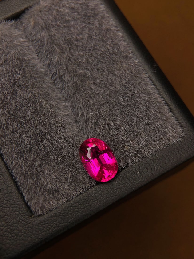 2.31Ctw Natural Tourmaline Loose: 2.31Ctw Natural Tourmaline Loose,Size:0.4inx0.3inx0.2in 2.31Ctw天然碧玺裸石