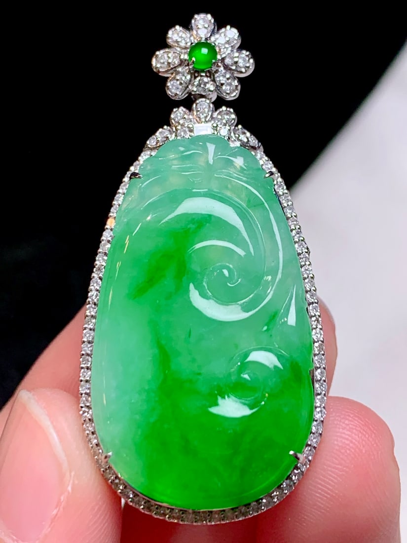 An Exquisite 18k Gold Diamond Inlaid Jadeite Pendant: An Exquisite 18k Gold Diamond Inlaid Jadeite Pendant,Size(Loose Stone):1.2inx0.7inx0.1in 18k金钻镶嵌翡翠吊坠