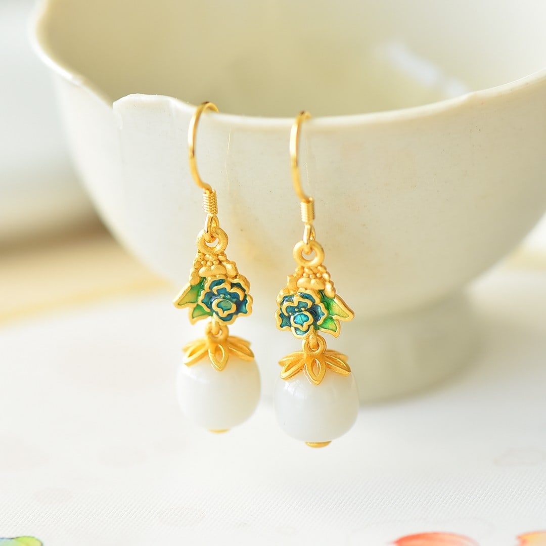 A Pair of Exquisite Sterling Silver-Gold Plated Inlaid White Jade Earrings: A Pair of Exquisite Sterling Silver-Gold Plated Inlaid White Jade Earrings,Size:0.4inx0.4in 一对纯银镀金镶白玉耳环
