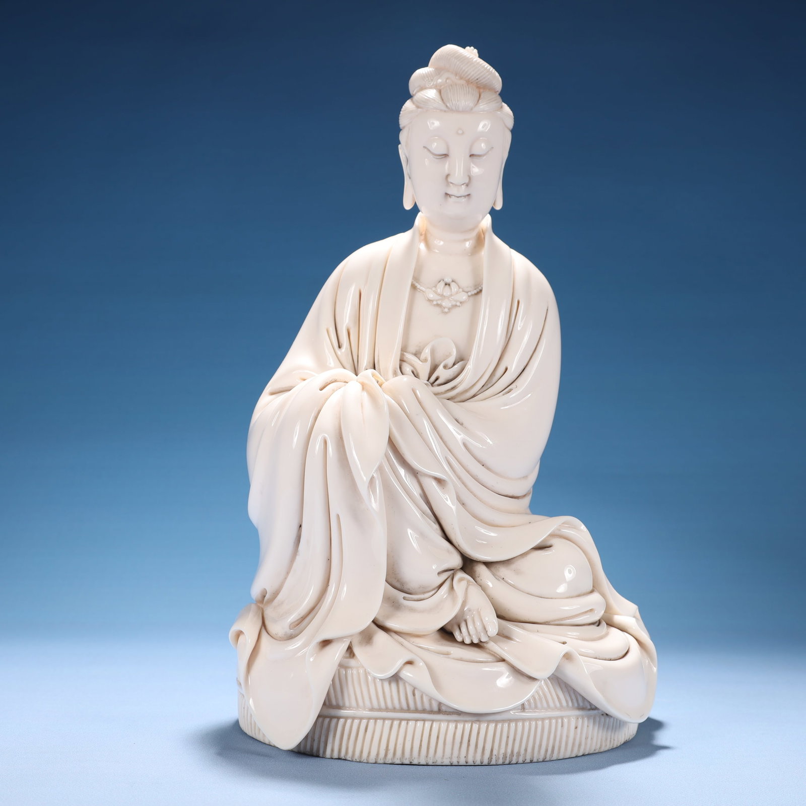 A Solemn Blance-De-Chine Statue of Avalokitesvara: A Solemn Blance-De-Chine Statue of Avalokitesvara,Ming Dynasty,China,Size:8.3inx7.1inx13.8in,Weight:4500g 德化瓷观音像,中国明代