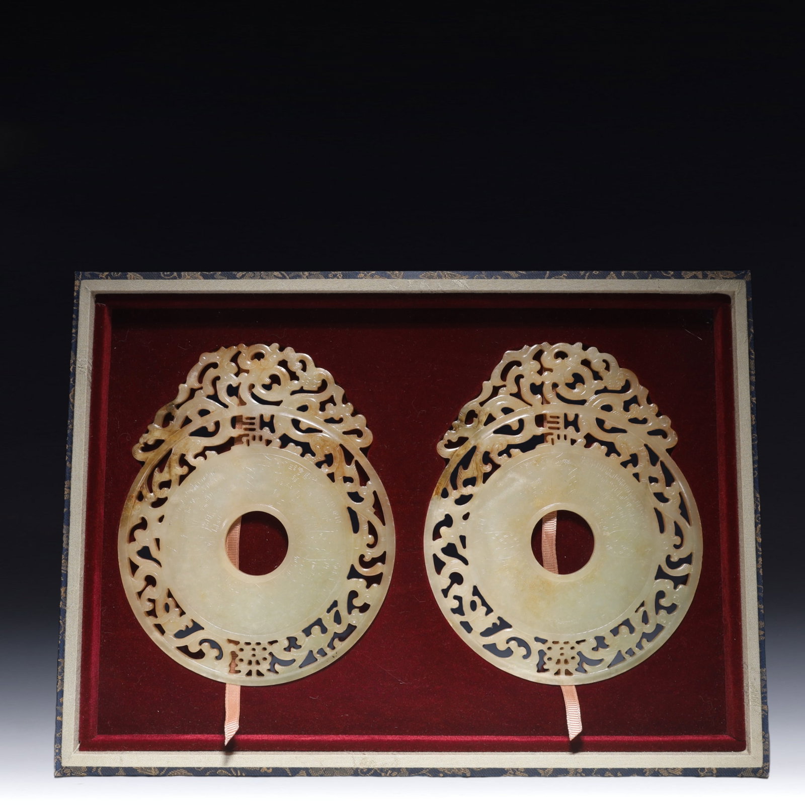 A Pair of Exquisite White Jade Dragon Pattern Pendants: A Pair of Exquisite White Jade Dragon Pattern Pendants,Han Dynasty, China,Size:6.3inx0.2inx5.1in,Weight:330g 一对白玉龙纹佩,中国汉代