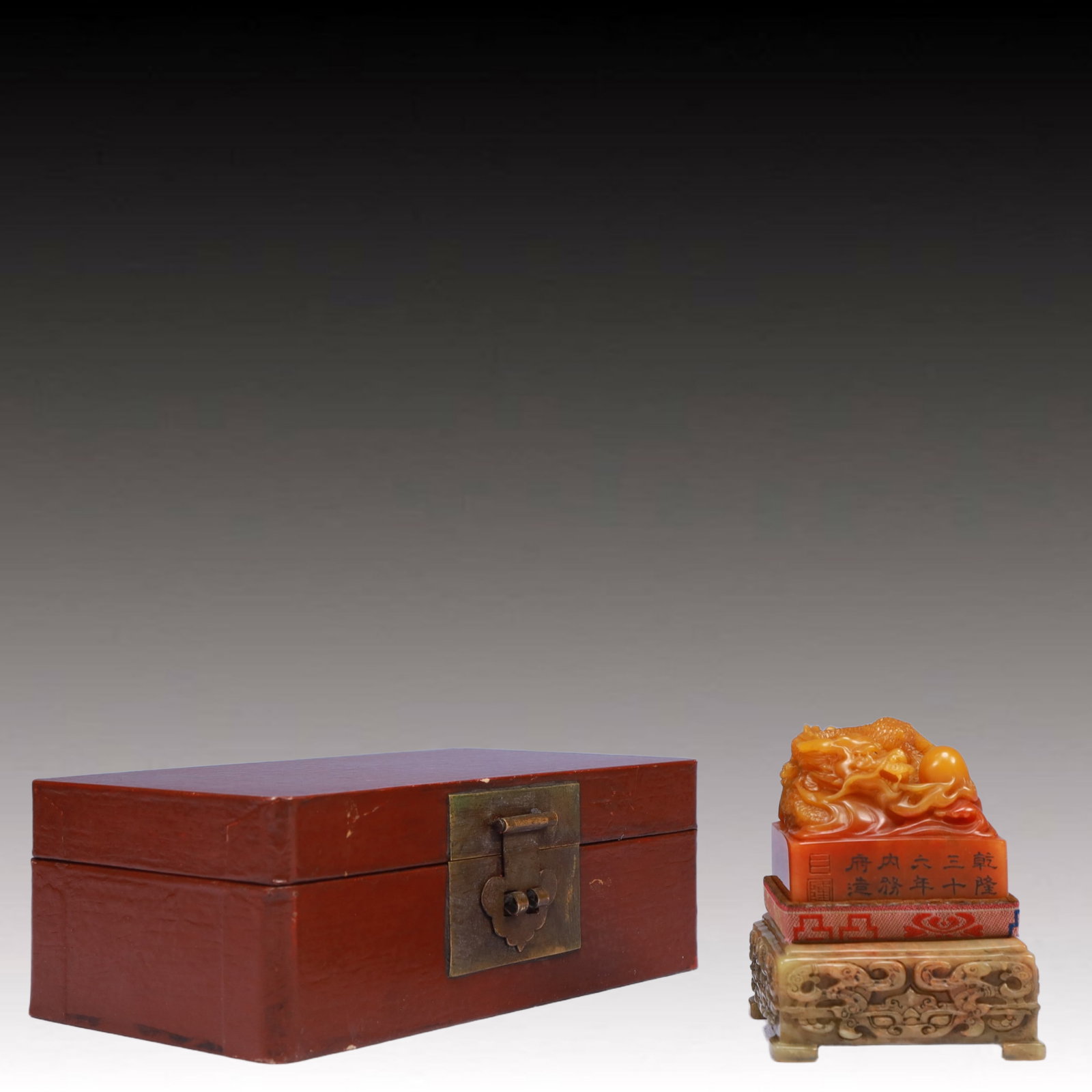 An Exquisite Tianhuang Stone Dragon Pattern Seal: An Exquisite Tianhuang Stone Dragon Pattern Seal,Qing Dynasty, China,Qianlong Mark,Size:2.4inx2.3inx2in,Weight:800g 田黄石龙纹印章,中国清