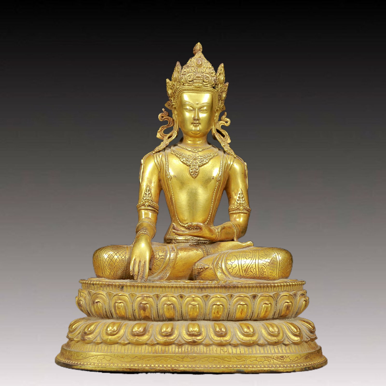 A Solemn Gilt Bronze Statue of Avalokitesvara: A Solemn Gilt Bronze Statue of Avalokitesvara,Ming Dynasty, China,Size:6.7inx5.5inx9.1in,Weight:2600g 铜鎏金观音像，明代