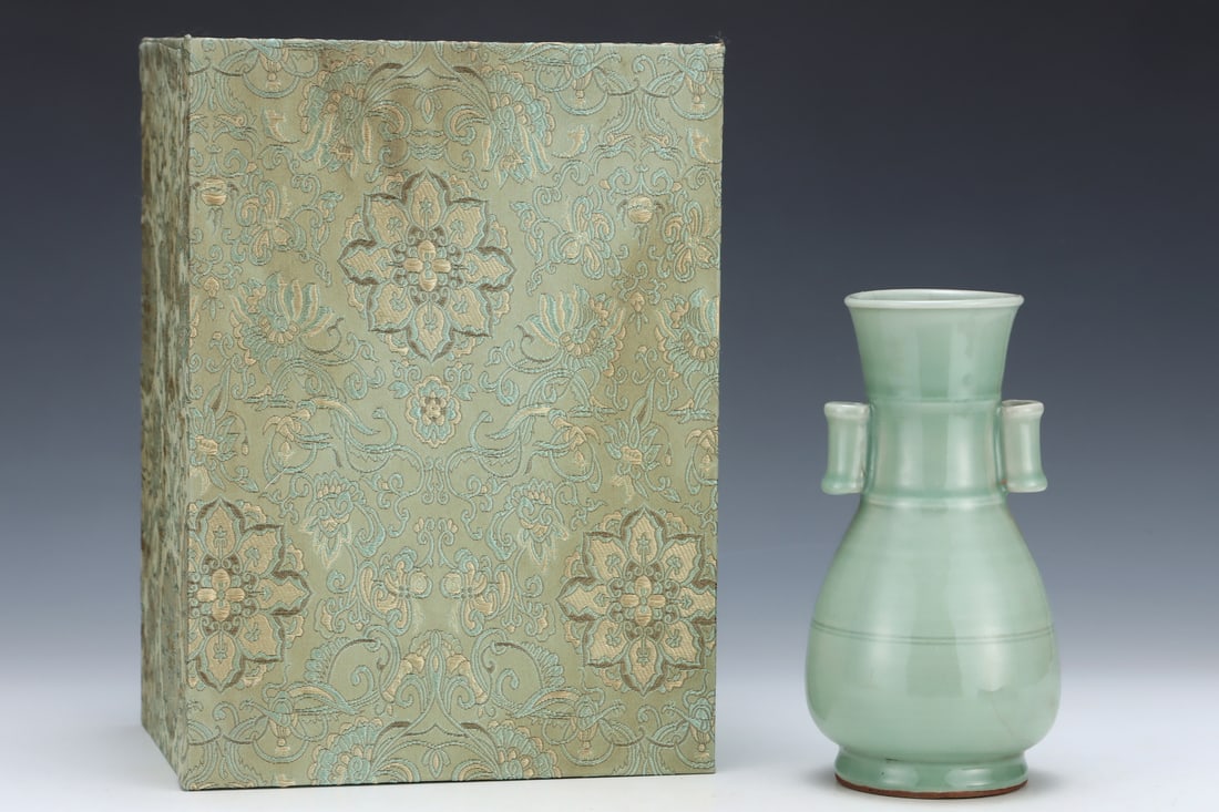An Exquisite Longquan yao Celadon Glazed Double-Ears Vase,with an Imperial Poem by Emperor Qianlong (1 of 8)