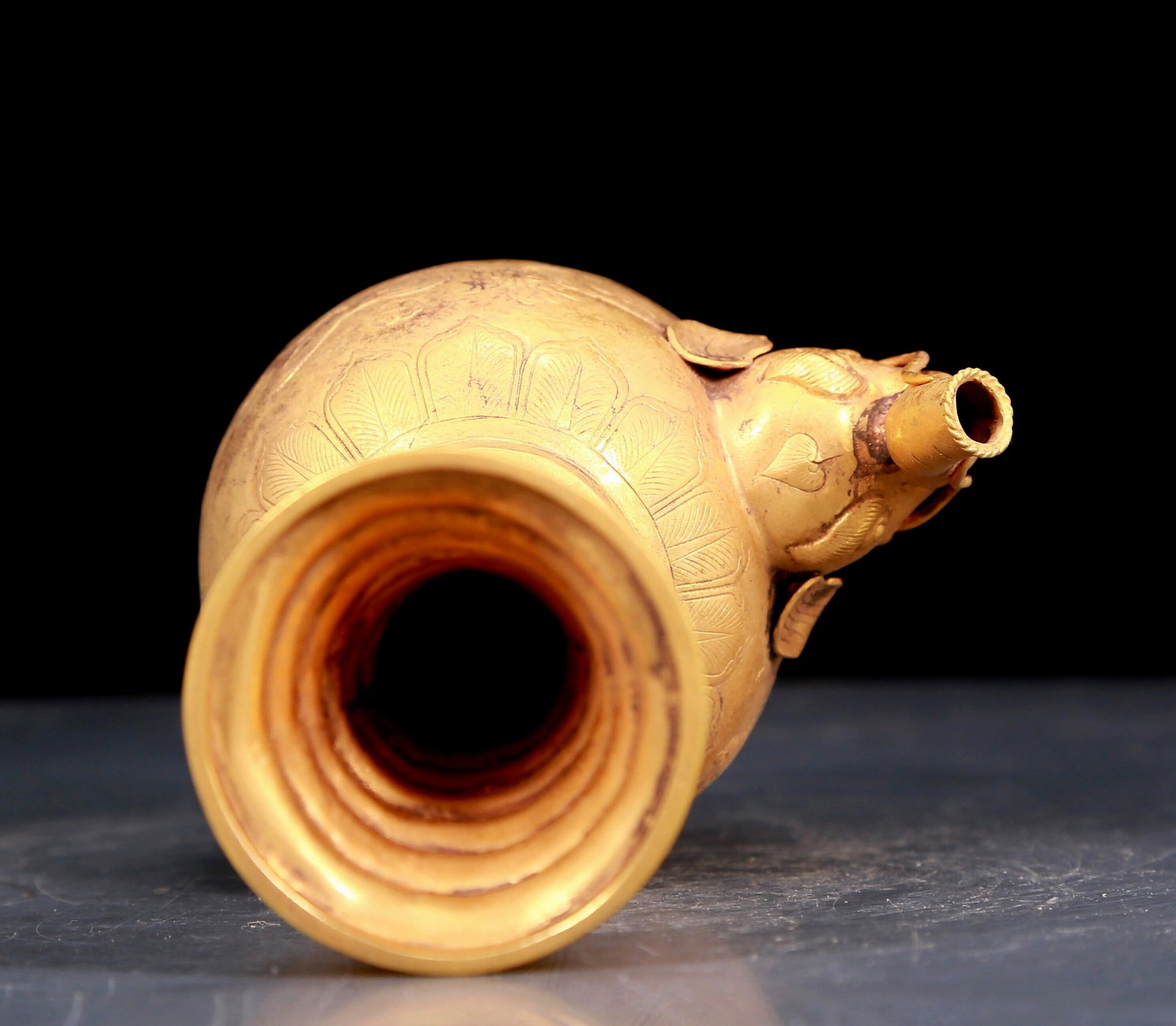 An exquisite gilt bronze figure pot - 10