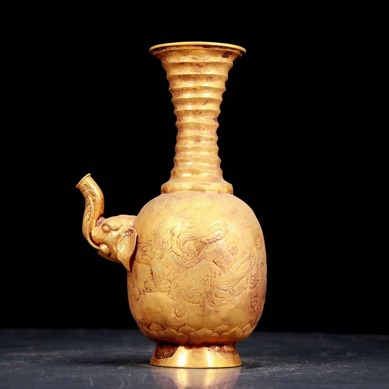 An exquisite gilt bronze figure pot: An exquisite gilt bronze figure pot, Qing Dynasty, China. The surface has been carefully carved, vividly demonstrating the superb skills of the craftsman. It has its own unique meaning and allegorical