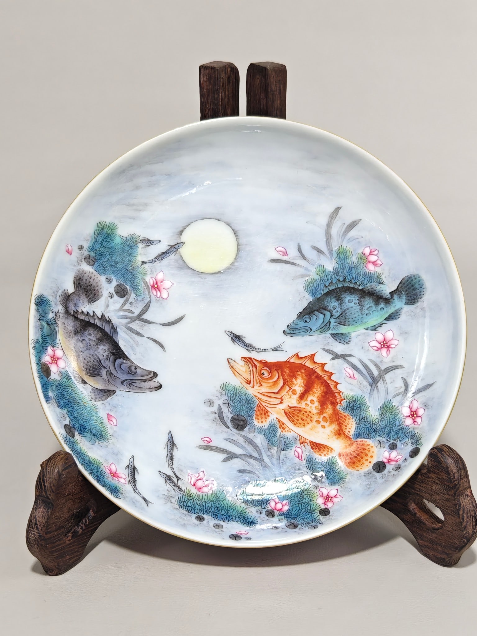 An Exquisite Enamel Hornwort Pattern Plate: An Exquisite Enamel Hornwort Pattern Plate,Qing Dynasty,China,Yongzheng Four-character Mark,Size:1inx5.7in 