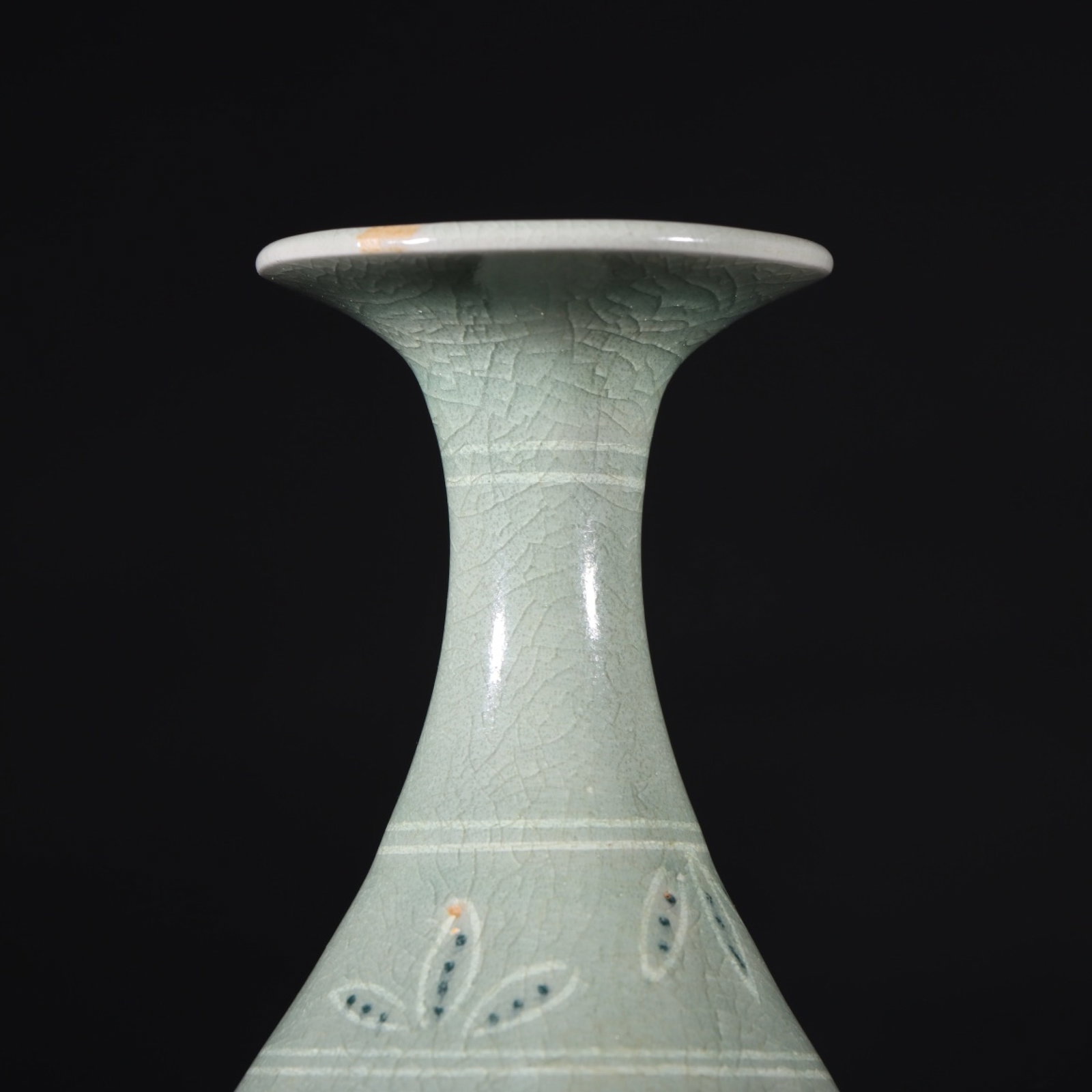 An Exquisite Celadon Crane Pattern Vase - 3