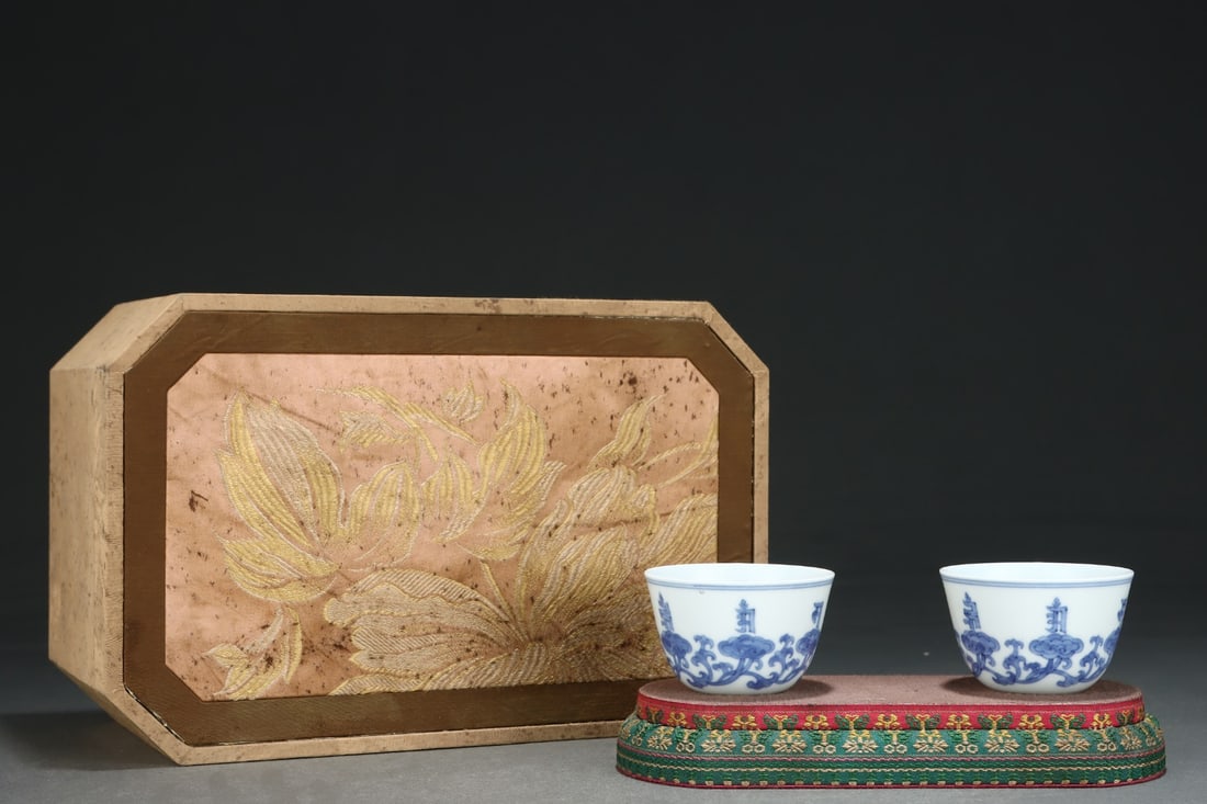 A Pair of Exquisite Blue and White Ganoderma lucidum Pattern Cups: A Pair of Exquisite Blue and White Ganoderma lucidum Pattern Cups,Ming Dynasty,China,Chenghua Six-character Mark,Size:2inx2.9in 一对青花灵芝纹杯子