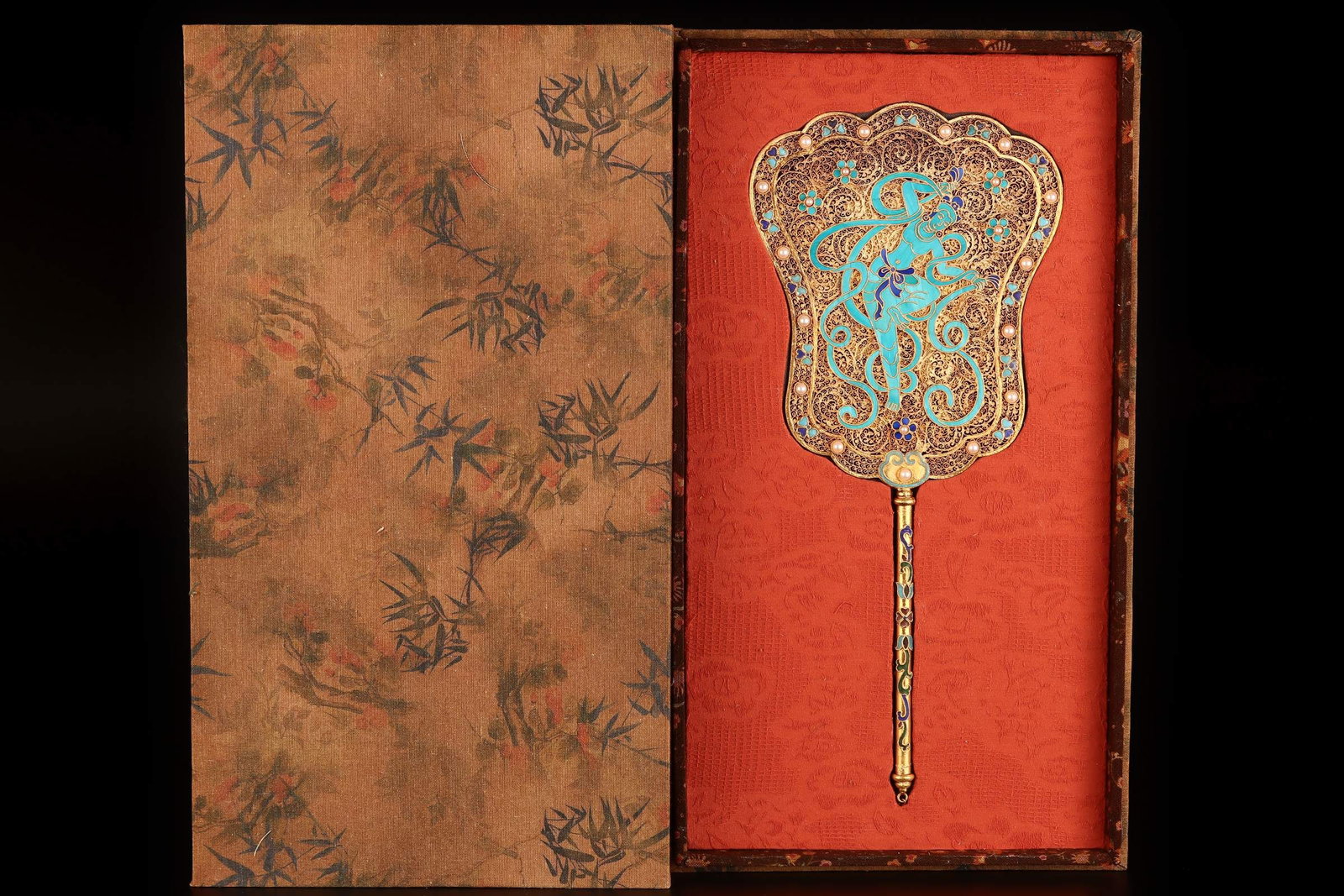 A Rare Cloisonne Inlaid Pearl Figure Pattern Fan (1 of 9)