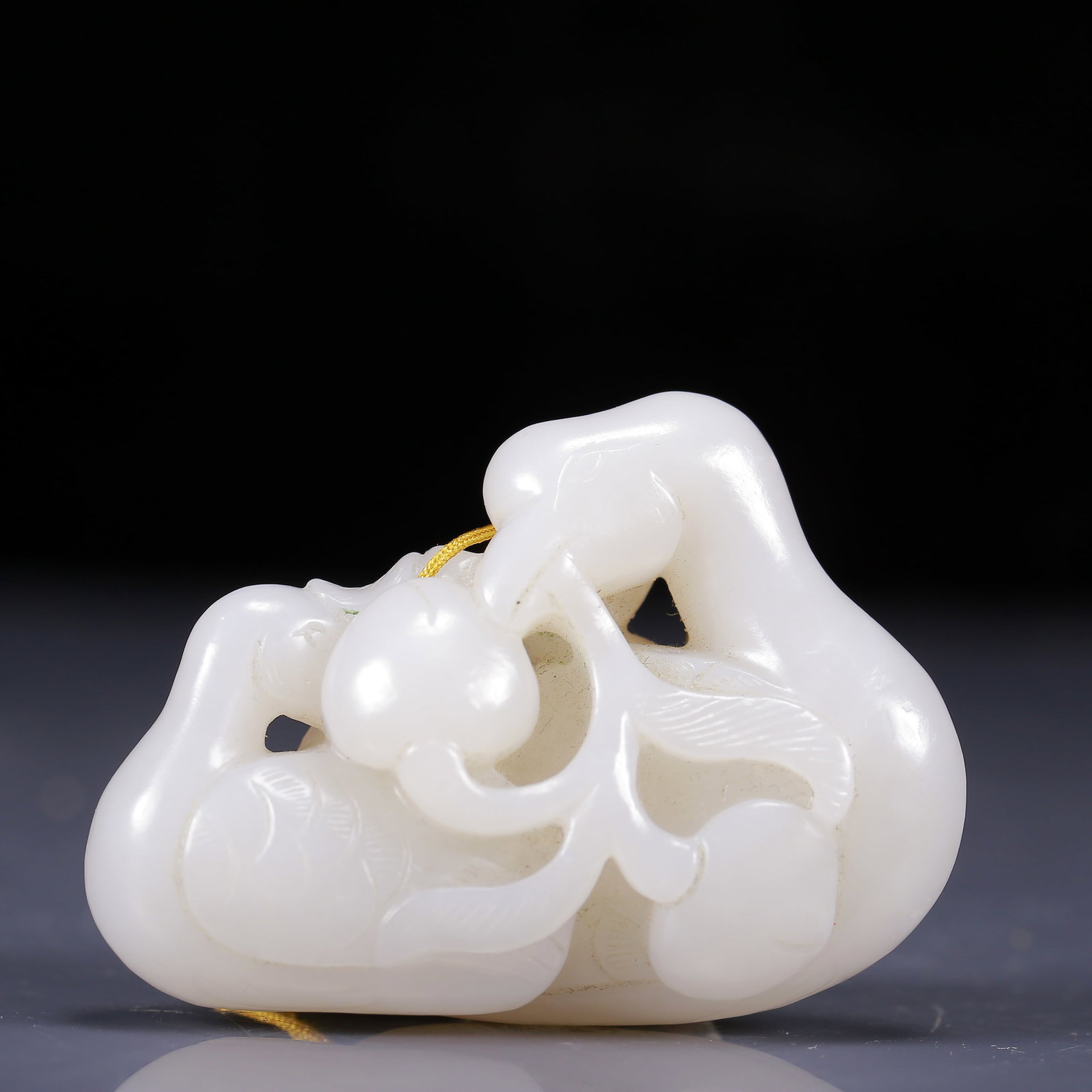 An Exquisite White Jade Goose Pendant: An Exquisite White Jade Goose Pendant,Qing Dynasty, China,Size:2.8inx0.8inx1.8in,Weight:95g 白玉鹅挂件，清代