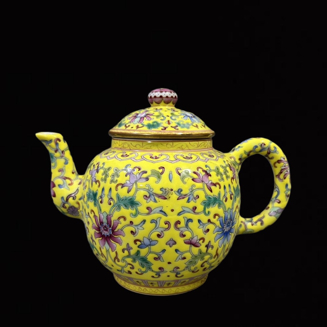 An Exquisite Enamel Lotus Pattern Pot: An Exquisite Enamel Lotus Pattern Pot,Qing Dynasty,China,Yongzheng Four-character Mark,Size:5.5inx4.9in