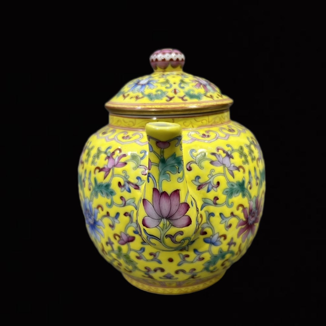 An Exquisite Enamel Lotus Pattern Pot - 2