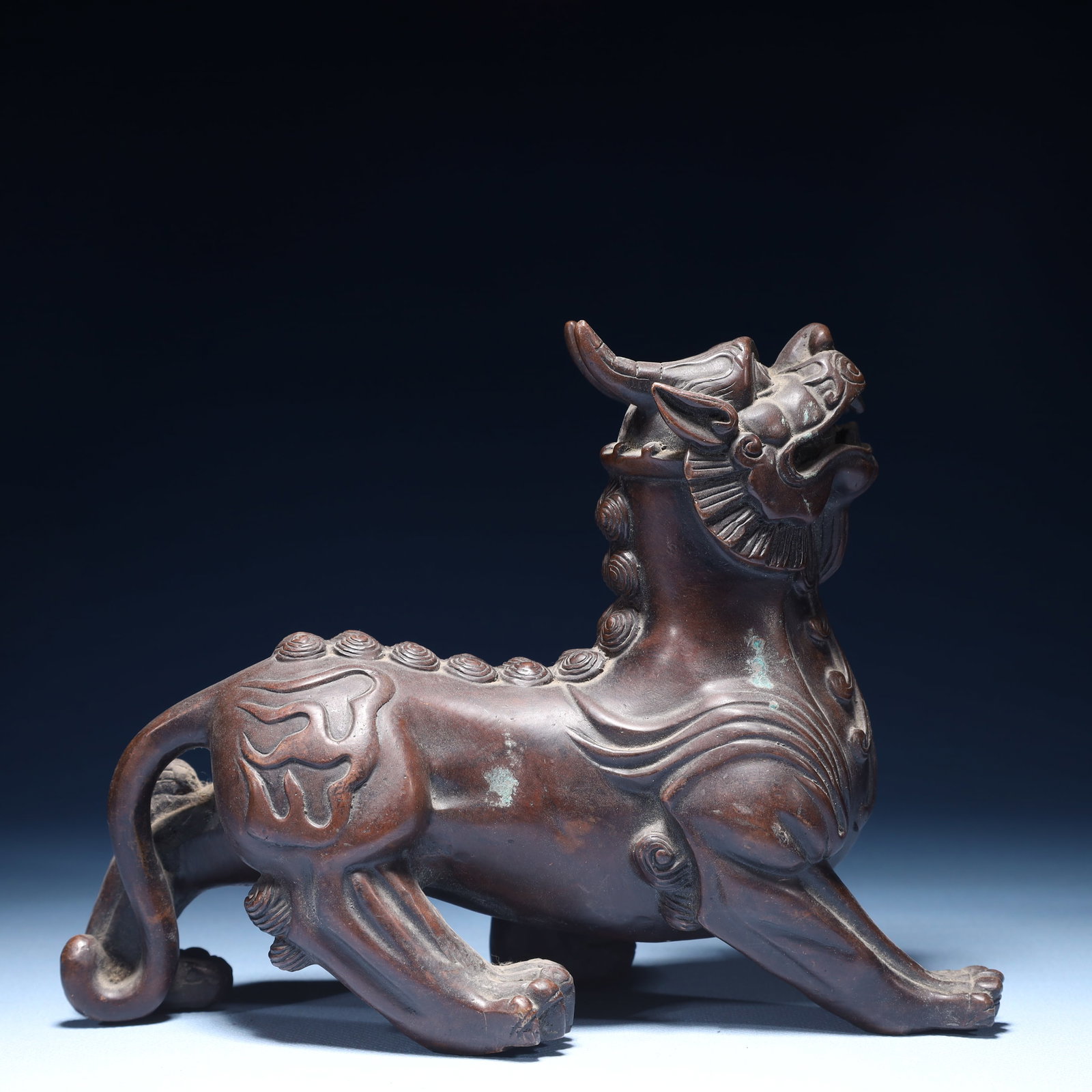 An Exquisite Bronze Wealth-Attracting Creature Ornament: An Exquisite Bronze Wealth-Attracting Creature Ornament,Qing Dynasty,China,Size:6.7inx3.9inx5.9in,Weight:1450g 铜貔貅摆件,中国清代