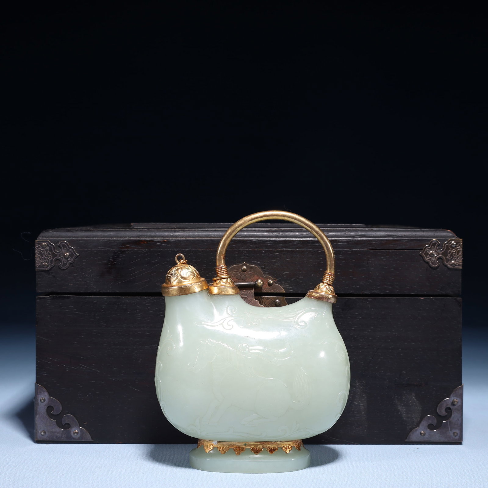 An Exquisite White Jade Cover with Gold Horse Pattern Pot: An Exquisite White Jade Cover with Gold Horse Pattern Pot,Qing Dynasty,China,Qianlong Four-character Mark,Size:5.5inx1.6inx5.1in,(Box)9.8inx7.5inx5.1in,Weight:300g 白玉包金'