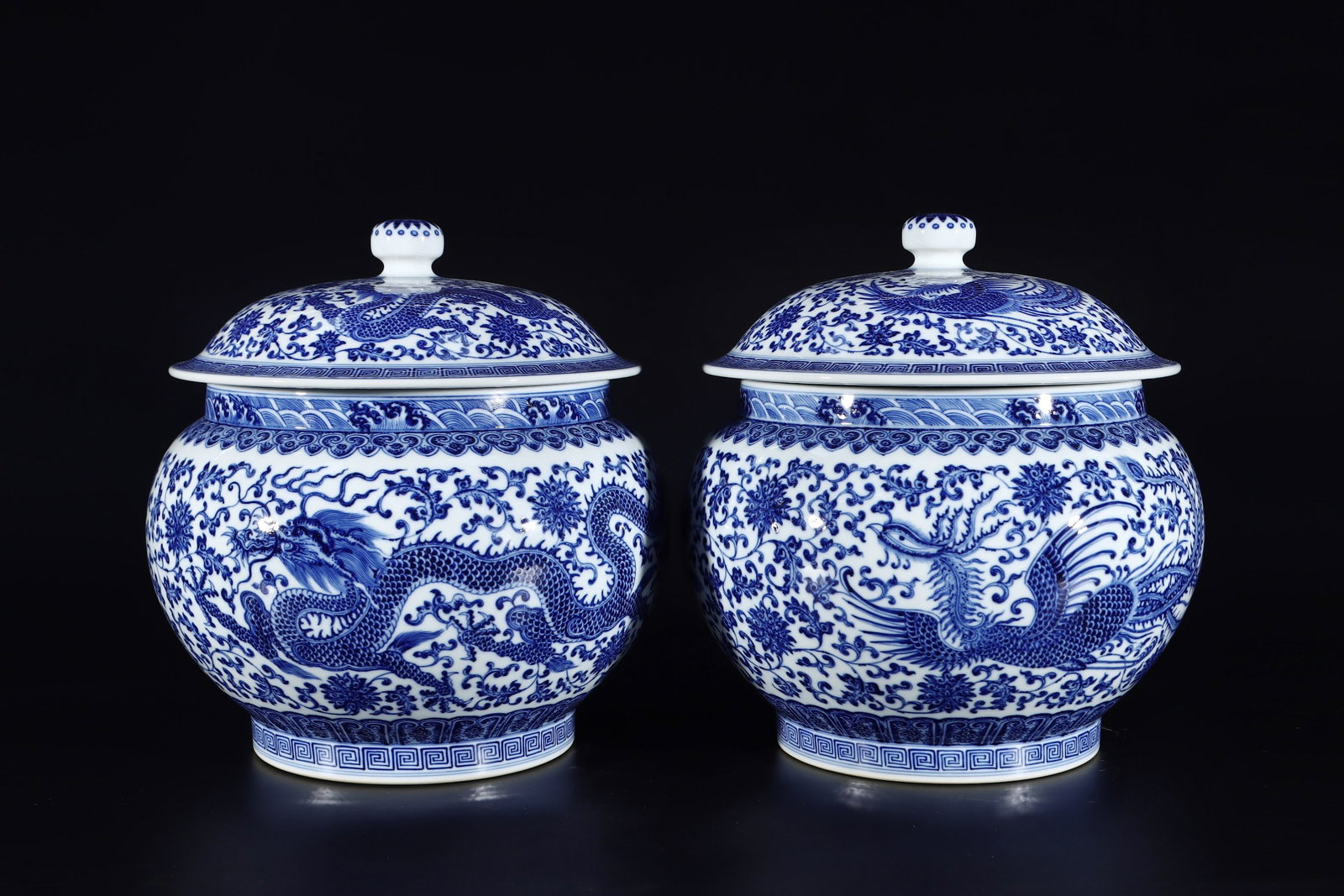 A Pair of Rare Blue and White Dragon and Phoenix Pattern Jars with Cover: A Pair of Rare Blue and White Dragon and Phoenix Pattern Jars with Cover,Qing Dynasty,China,Qianlong Six-character Mark,Size:12.6inx11.4in 一对青花龙凤纹İ