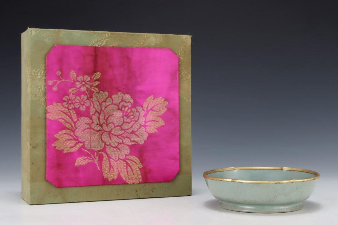 An Exquisite Ru yao Brush Washer,with an Imperial Poem by Emperor Qianlong (1 of 8)