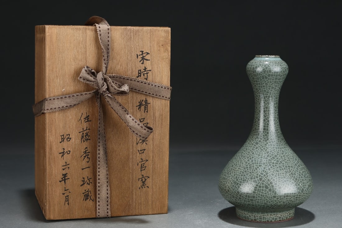 An Exquisite Guan yao Vase: An Exquisite Guan yao Vase,Song Dynasty,China,Size:6.8inx3.9in 官窑瓶,中国宋代