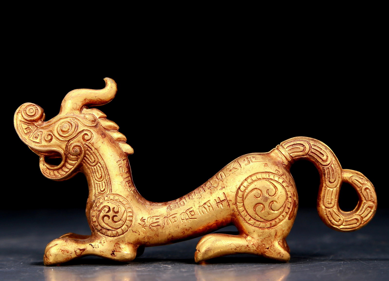 An exquisite gilt bronze dragon pattern ornament: An exquisite gilt bronze dragon-pattern ornament , Qing Dynasty, China. The surface has been carefully carved, vividly demonstrating the superb skills of the craftsman. It has its own unique meaning a