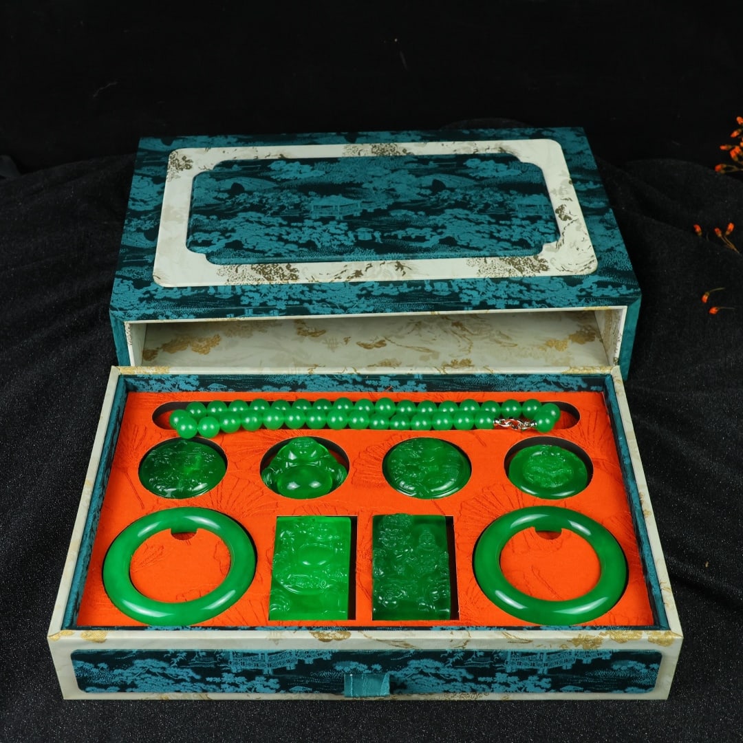 A Set of Fine Jewelry: A Set of Fine Jewelry 一套精美的首饰