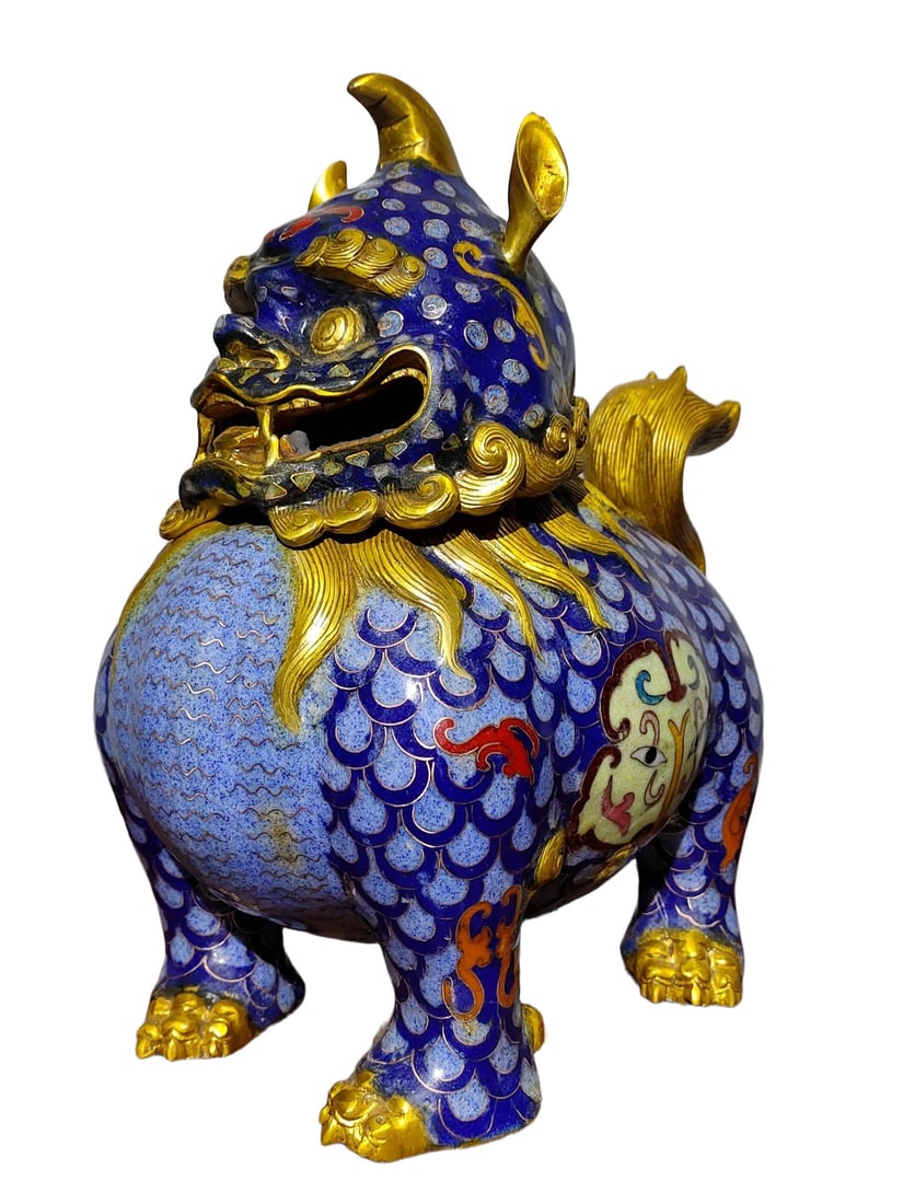An Exquisite Gilt Bronze Cloisonne Seawater Pattern Auspicious Beast Ornament: An Exquisite Gilt Bronze Cloisonne Seawater Pattern Auspicious Beast Ornament,Qing Dynasty,China,Qianlong Four-character Mark,Size:9.8inx9.4inx5.1in,Weight:2600g 铜鎏金景૤
