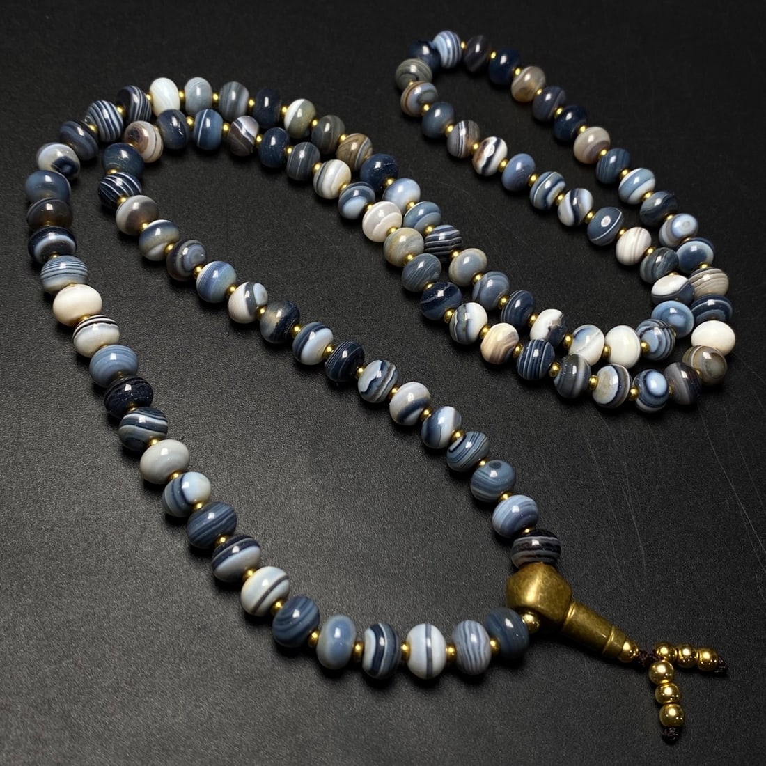 A Precious Agate Necklace: A Precious Agate Necklace,Size:0.3inx0.2in*108 玛瑙项链